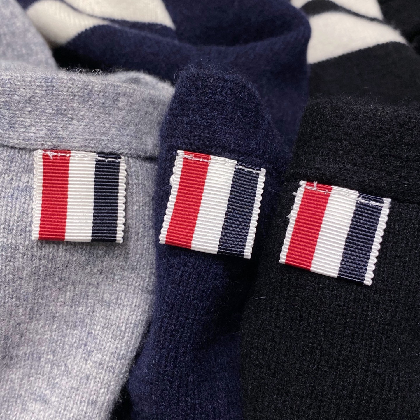 。(新品)汤姆布朗！💏情侣款 经典“哈比”式开衫,裁剪设计搭配专利性的罗缎彩条与四杆元素堪称一绝.实穿性