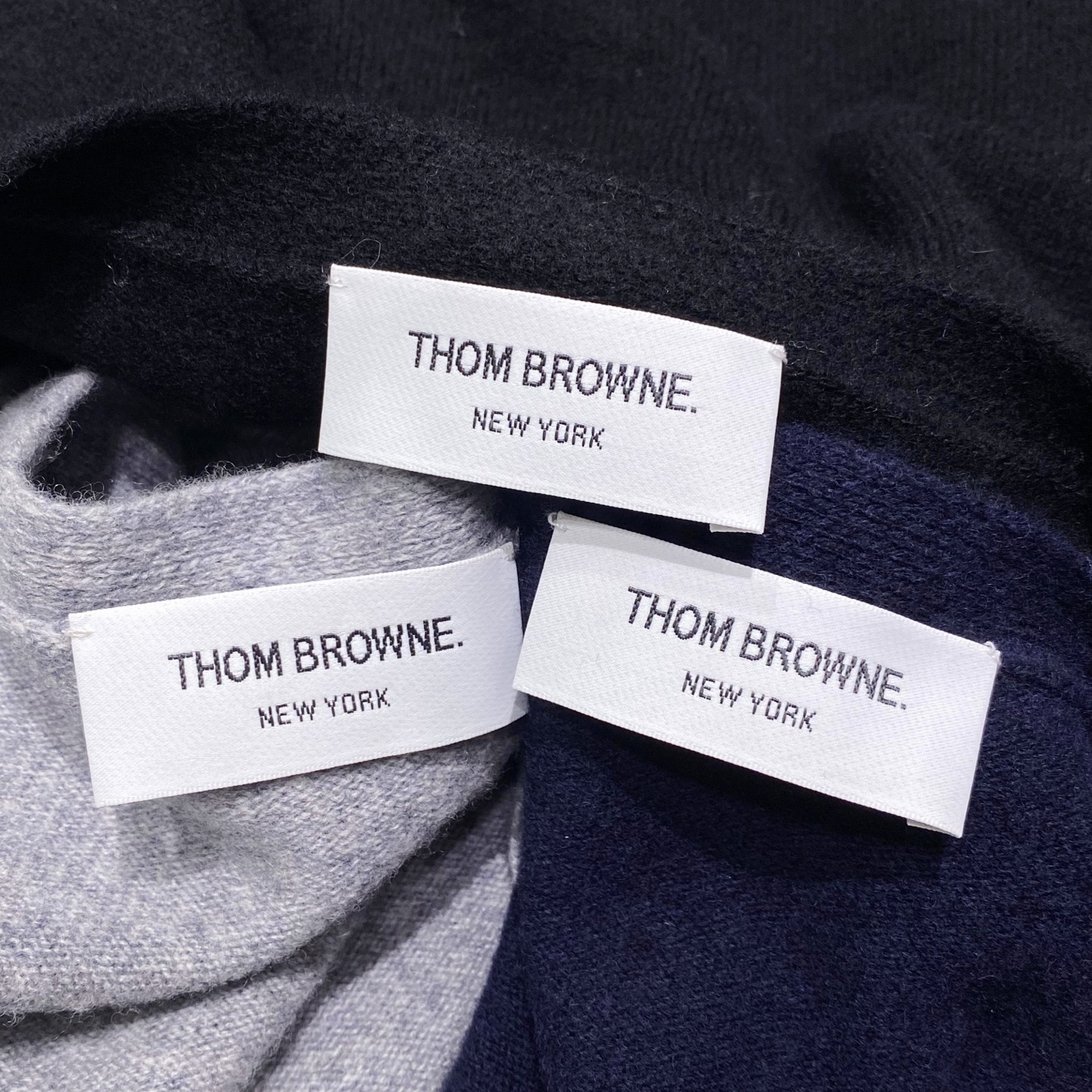 。(新品)汤姆布朗！💏情侣款 经典“哈比”式开衫,裁剪设计搭配专利性的罗缎彩条与四杆元素堪称一绝.实穿性