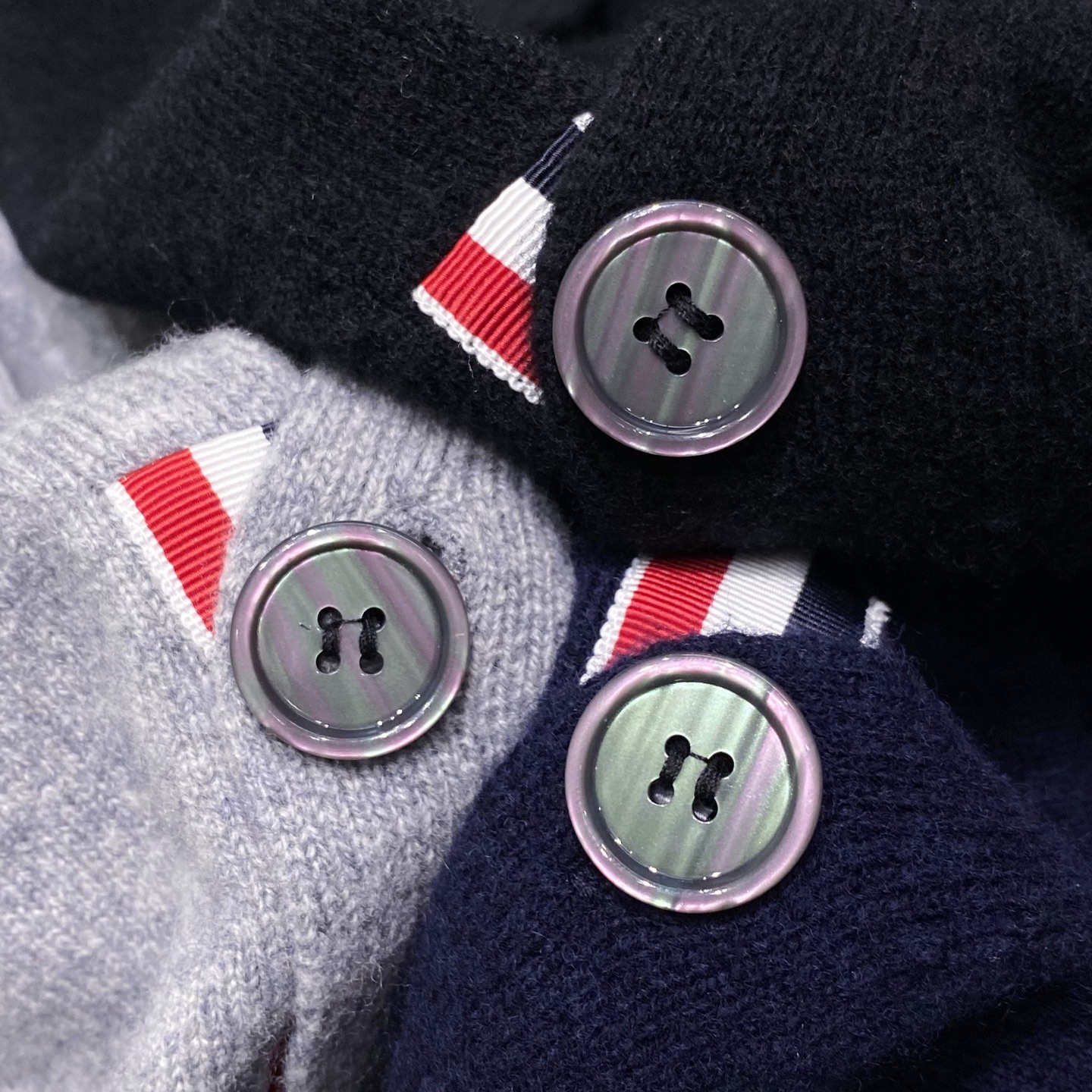 。(新品)汤姆布朗！💏情侣款 经典“哈比”式开衫,裁剪设计搭配专利性的罗缎彩条与四杆元素堪称一绝.实穿性