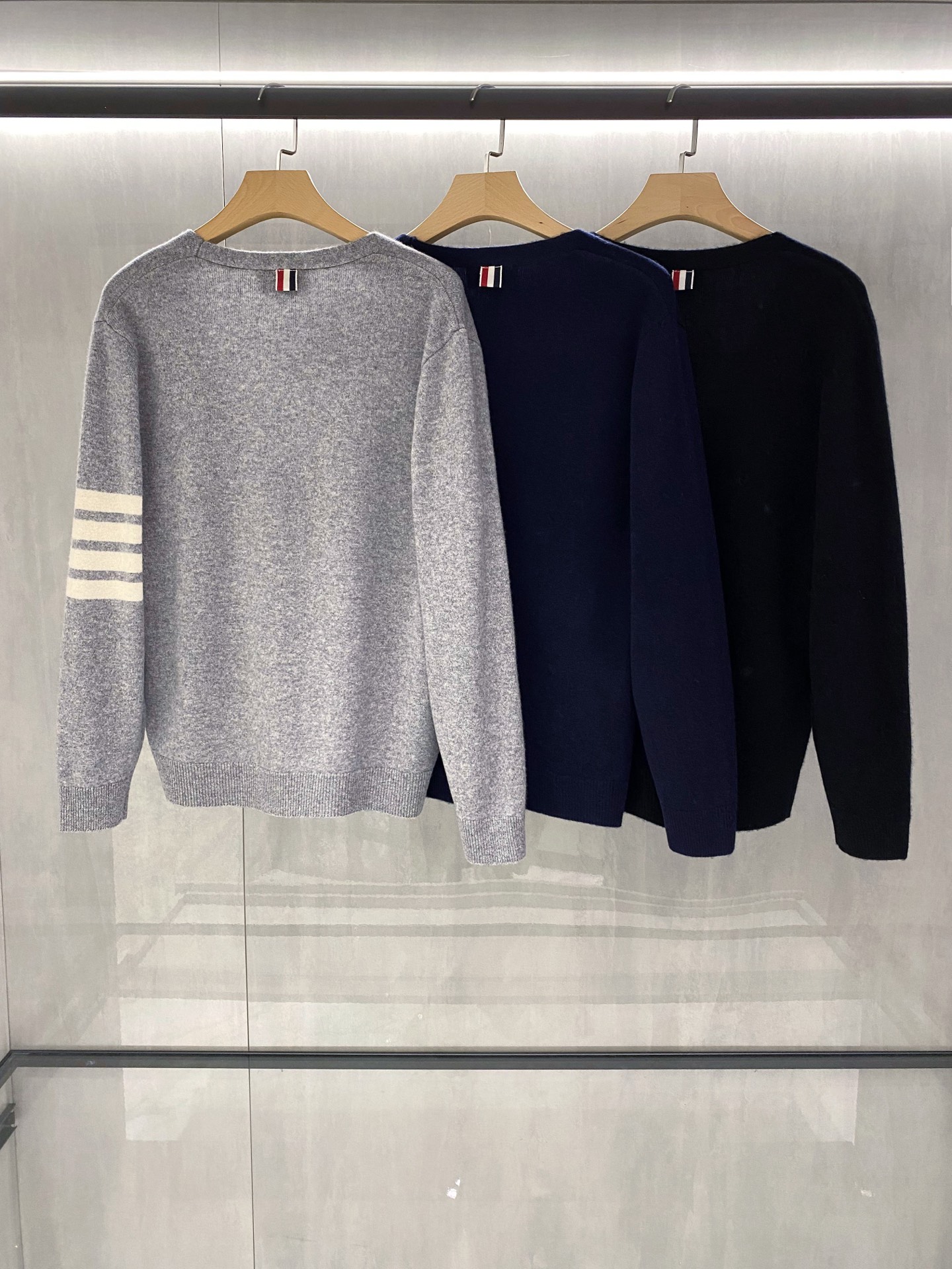 。(新品)汤姆布朗！💏情侣款 经典“哈比”式开衫,裁剪设计搭配专利性的罗缎彩条与四杆元素堪称一绝.实穿性