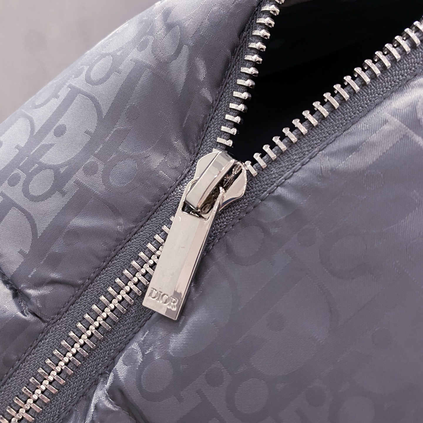 灰色针织连帽羽绒服