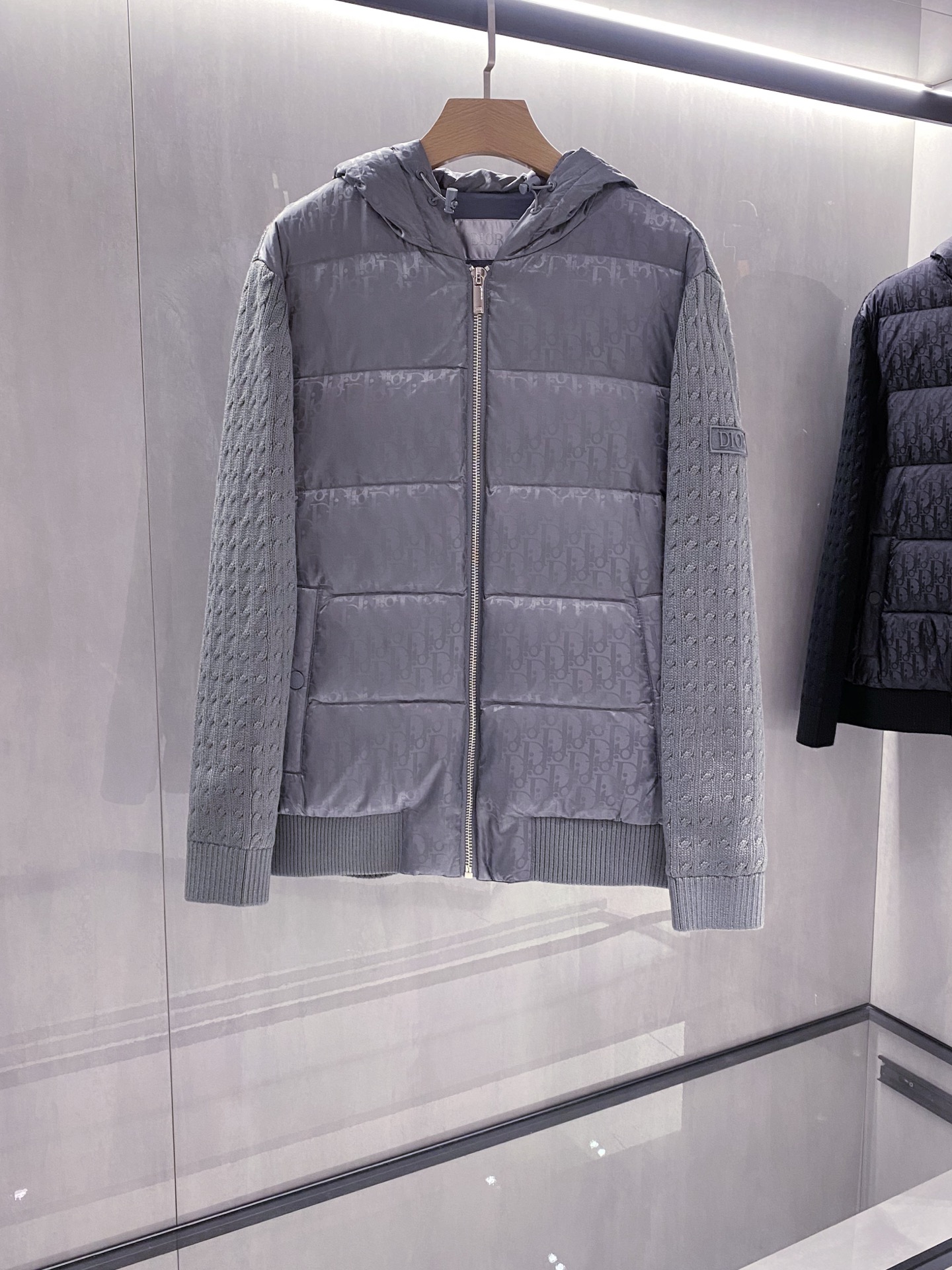 灰色针织连帽羽绒服