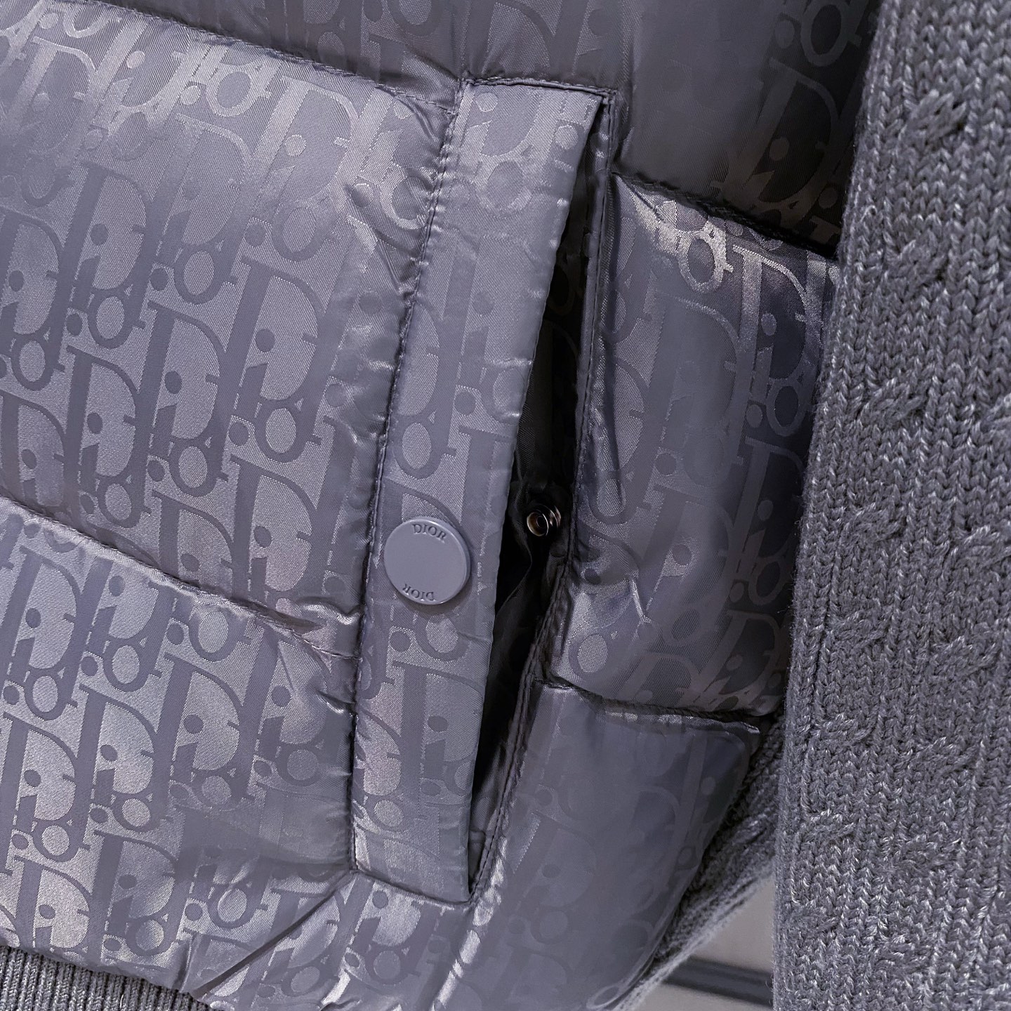 灰色针织连帽羽绒服