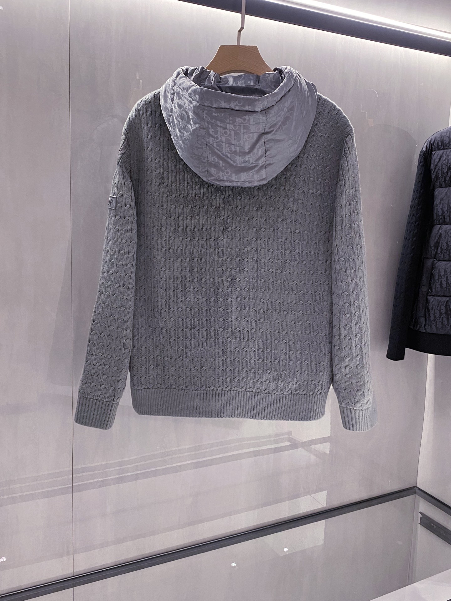 灰色针织连帽羽绒服