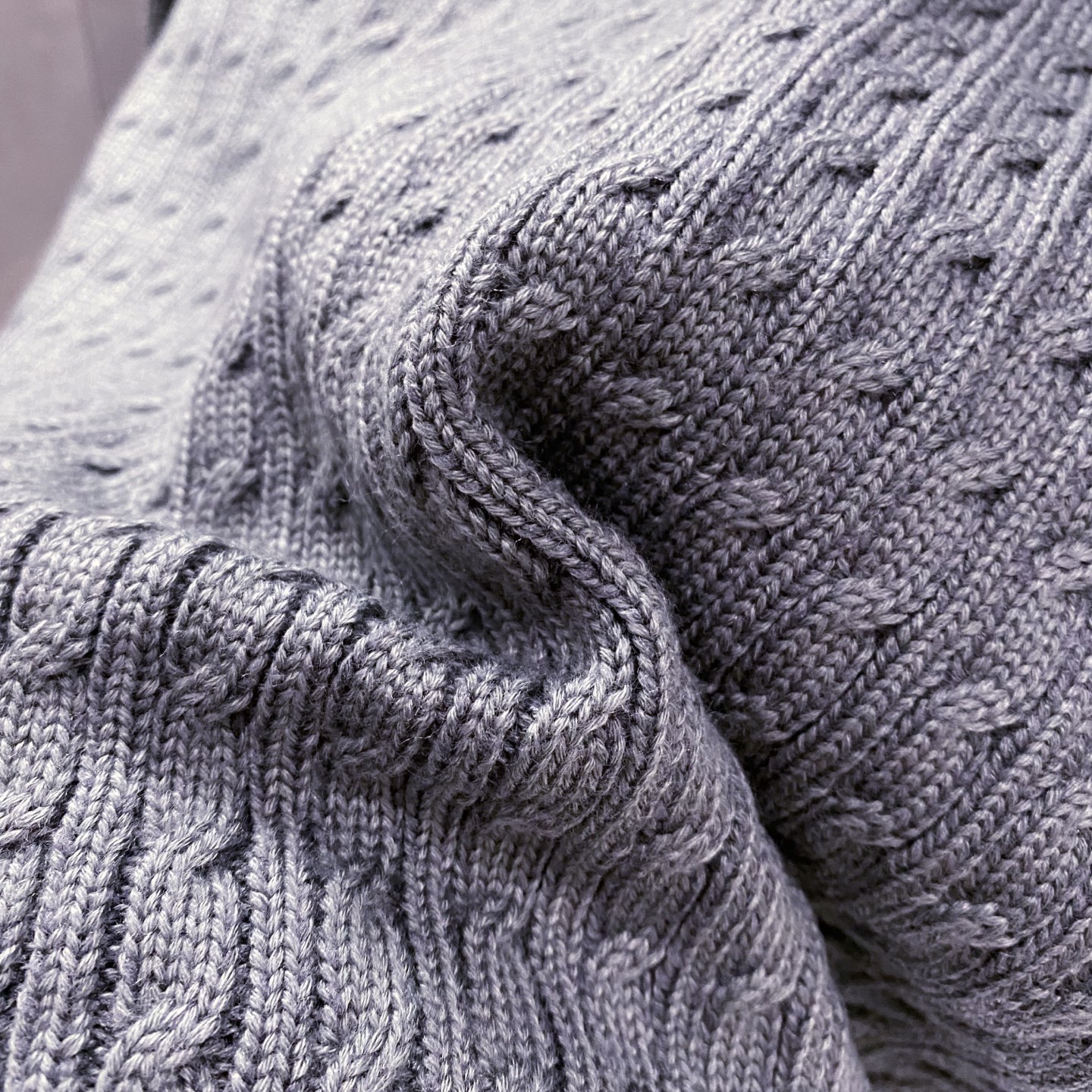 灰色针织连帽羽绒服