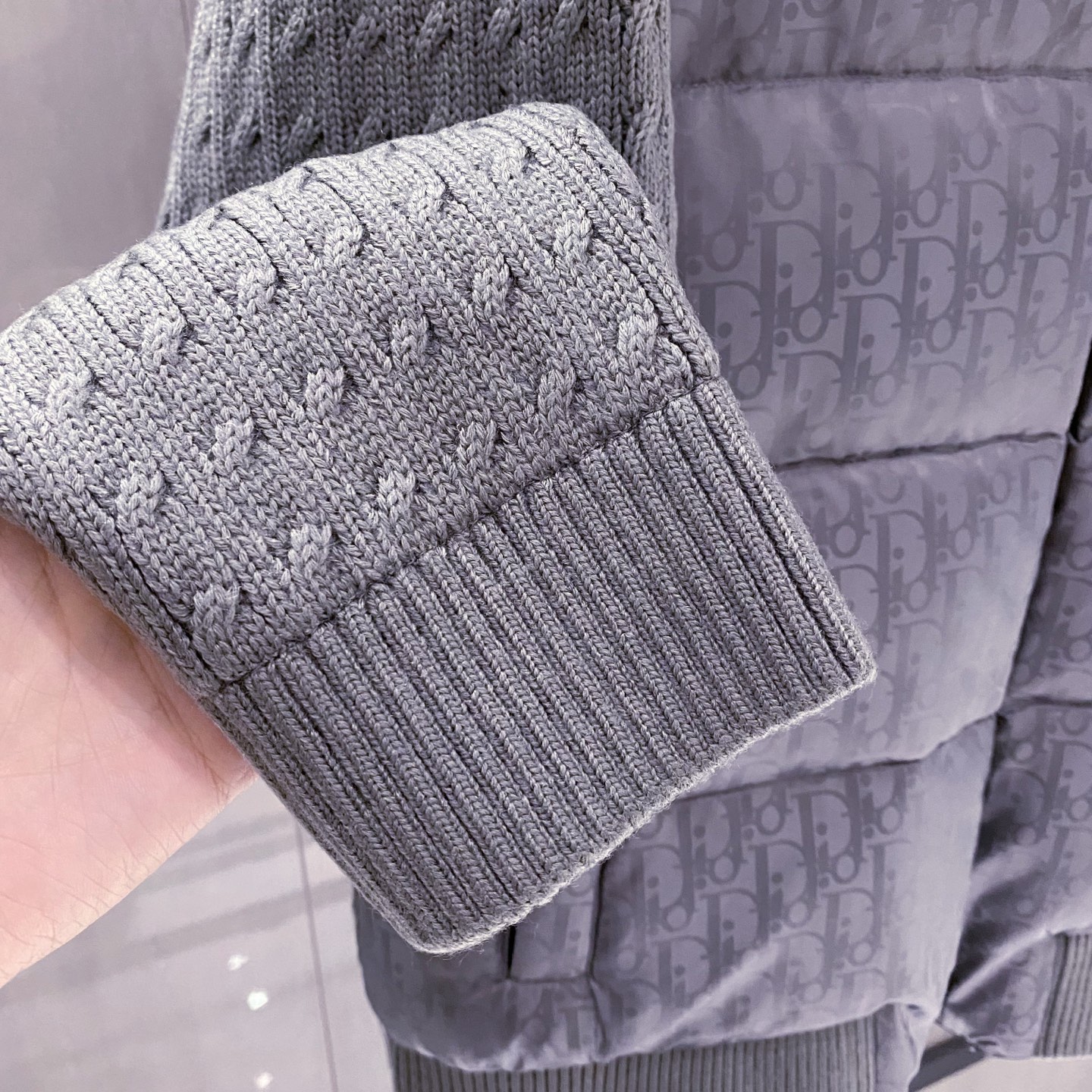 灰色针织连帽羽绒服