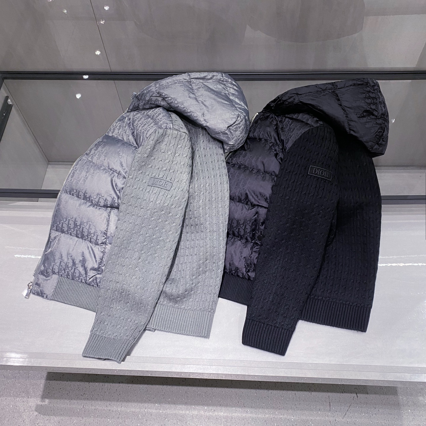 新品)满幅logo提花～袖后背针织拼接鹅绒服。秋冬新品经典与暖意的流动碰撞…当羽绒的温暖邂逅提花的肌理，