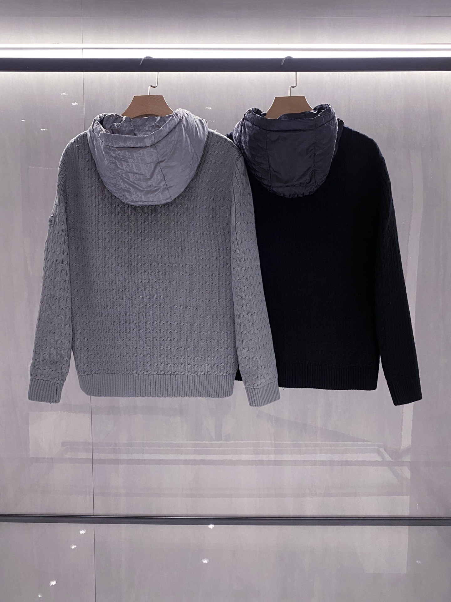 新品)满幅logo提花～袖后背针织拼接鹅绒服。秋冬新品经典与暖意的流动碰撞…当羽绒的温暖邂逅提花的肌理，