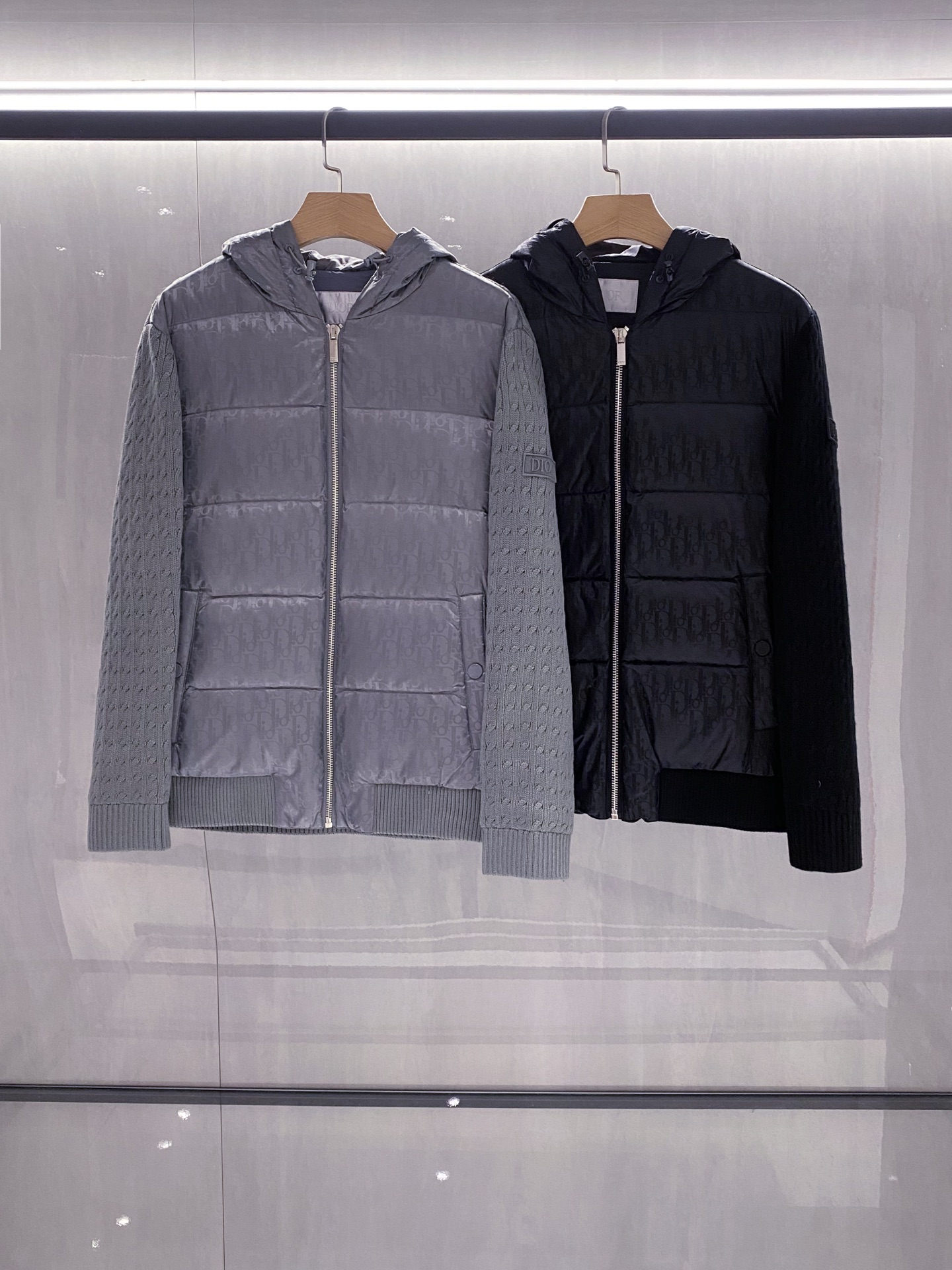 新品)满幅logo提花～袖后背针织拼接鹅绒服。秋冬新品经典与暖意的流动碰撞…当羽绒的温暖邂逅提花的肌理，