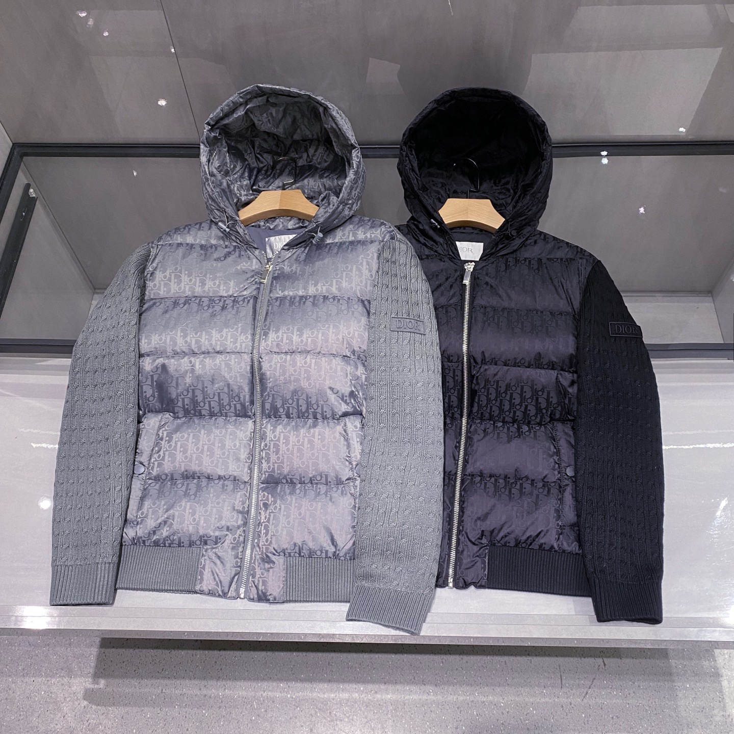 新品)满幅logo提花～袖后背针织拼接鹅绒服。秋冬新品经典与暖意的流动碰撞…当羽绒的温暖邂逅提花的肌理，