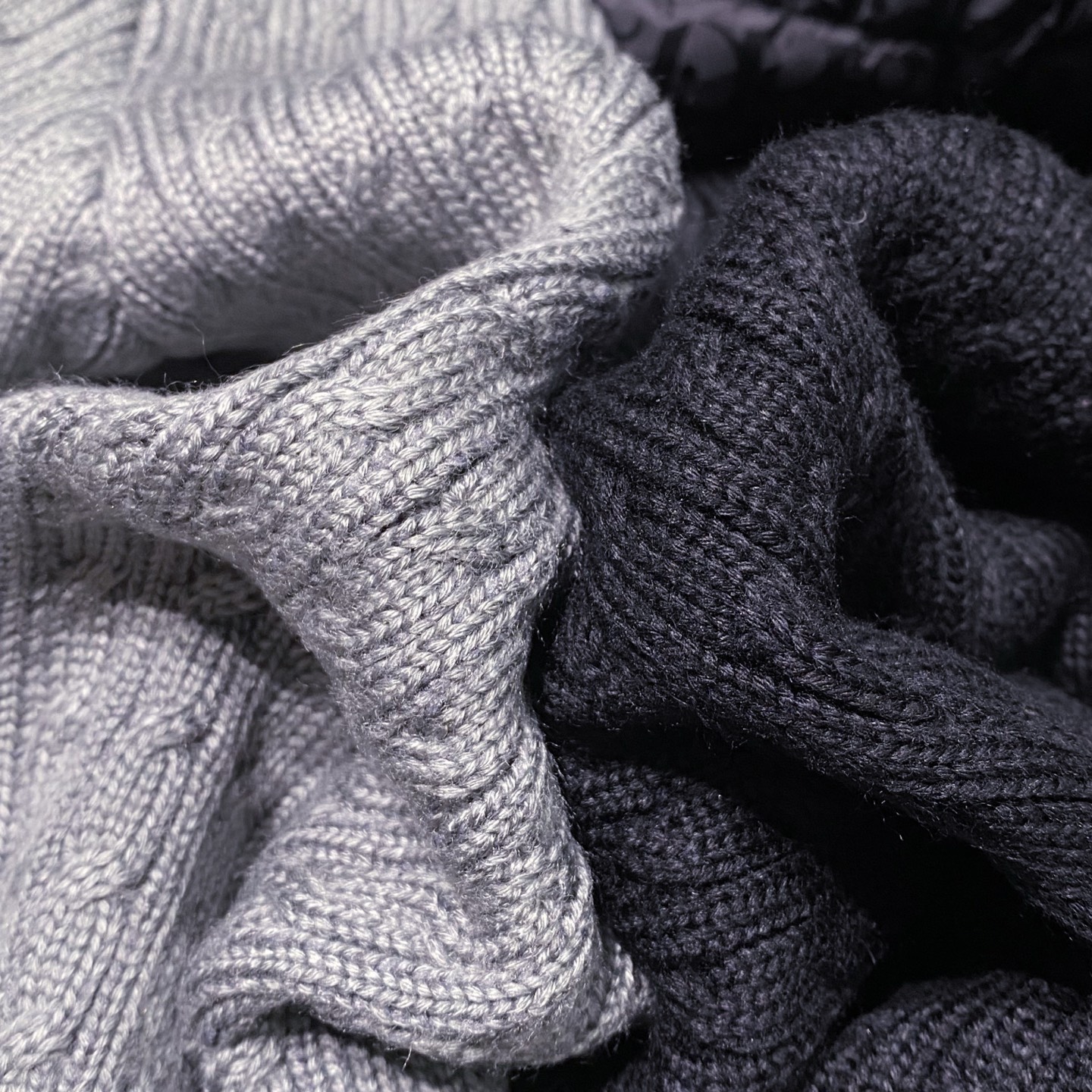 新品)满幅logo提花～袖后背针织拼接鹅绒服。秋冬新品经典与暖意的流动碰撞…当羽绒的温暖邂逅提花的肌理，