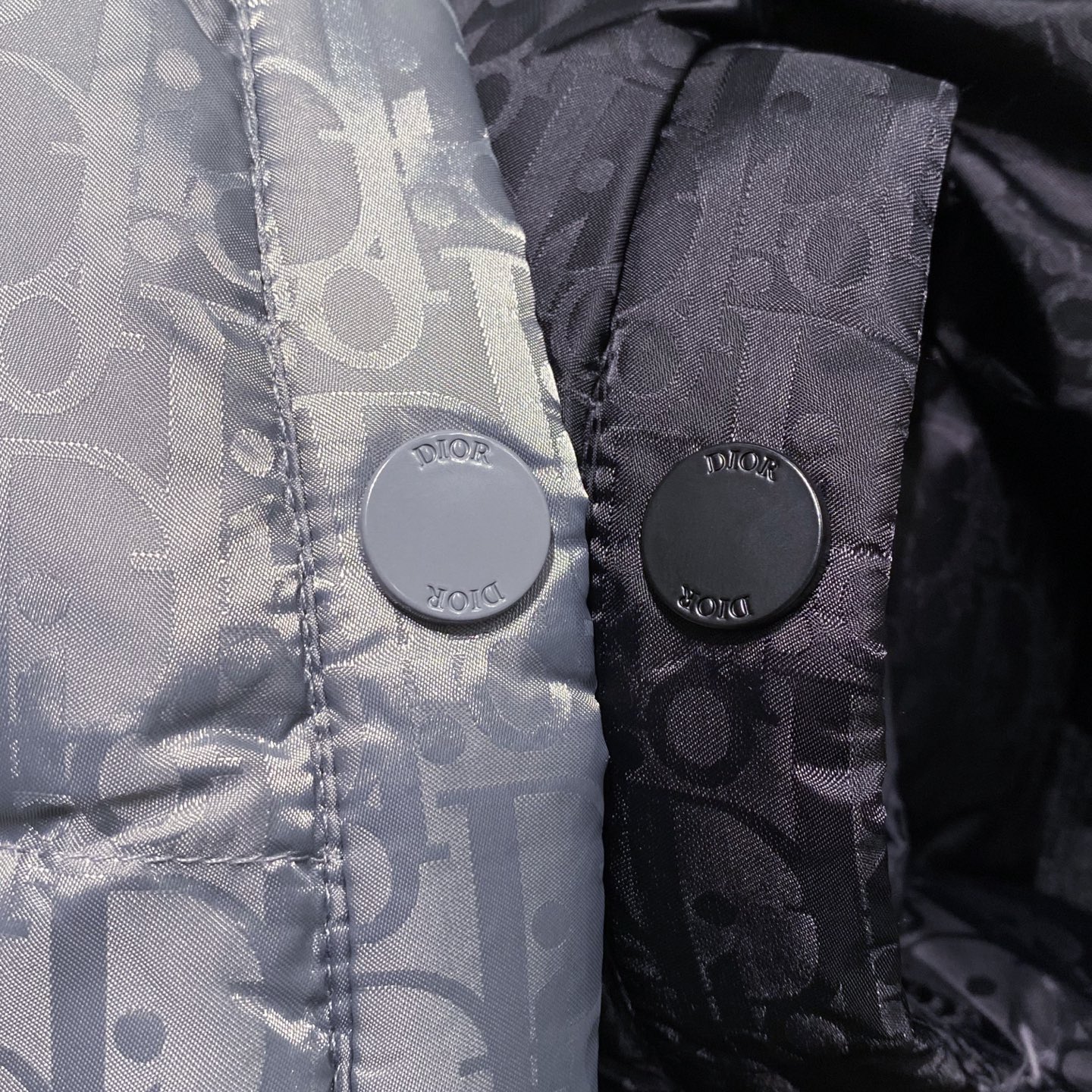 新品)满幅logo提花～袖后背针织拼接鹅绒服。秋冬新品经典与暖意的流动碰撞…当羽绒的温暖邂逅提花的肌理，