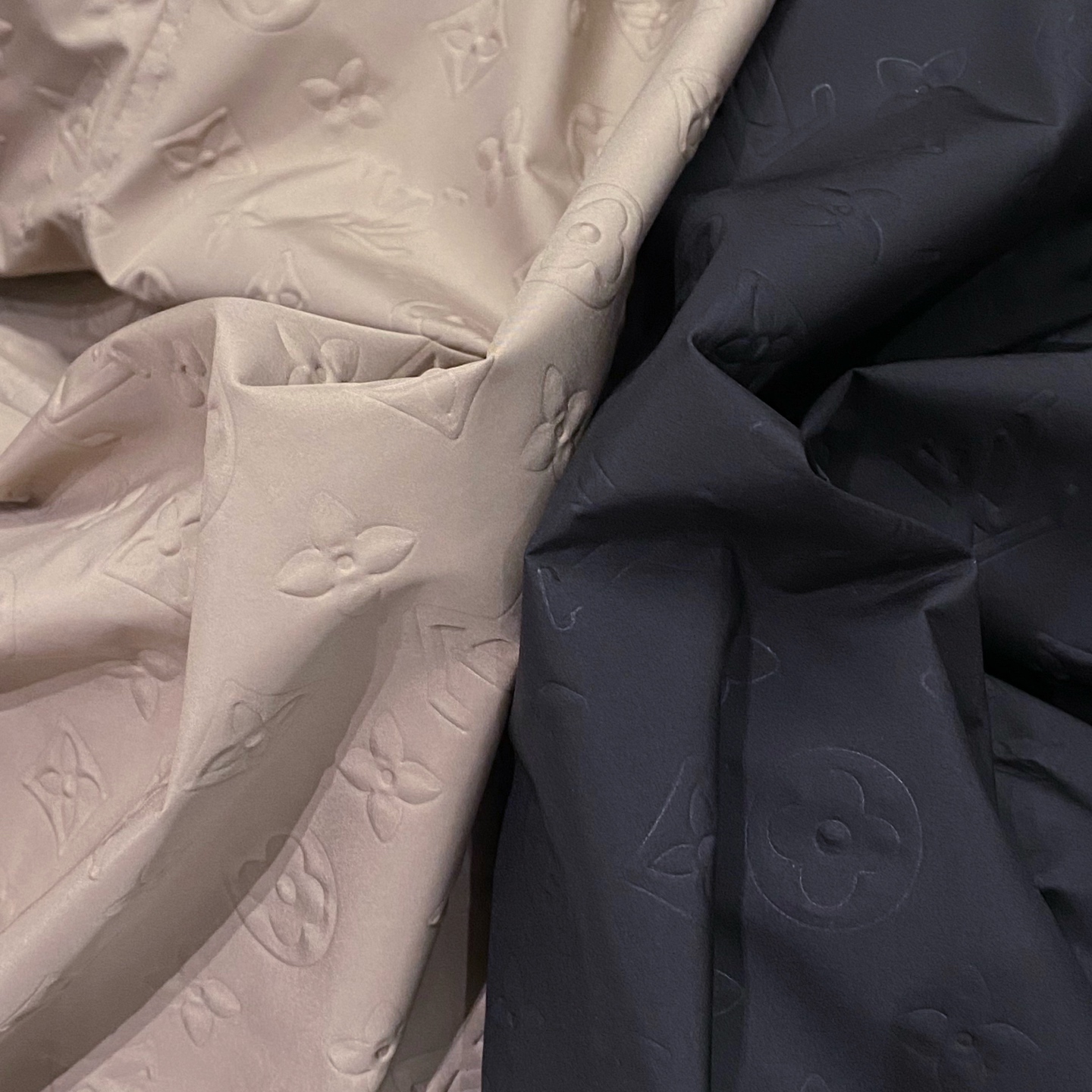 。(新品)LV/路易威登 新品MONOGRAM 衬垫防风夹克连帽拉链款羽绒外套品牌标识：外套满幅采用LV