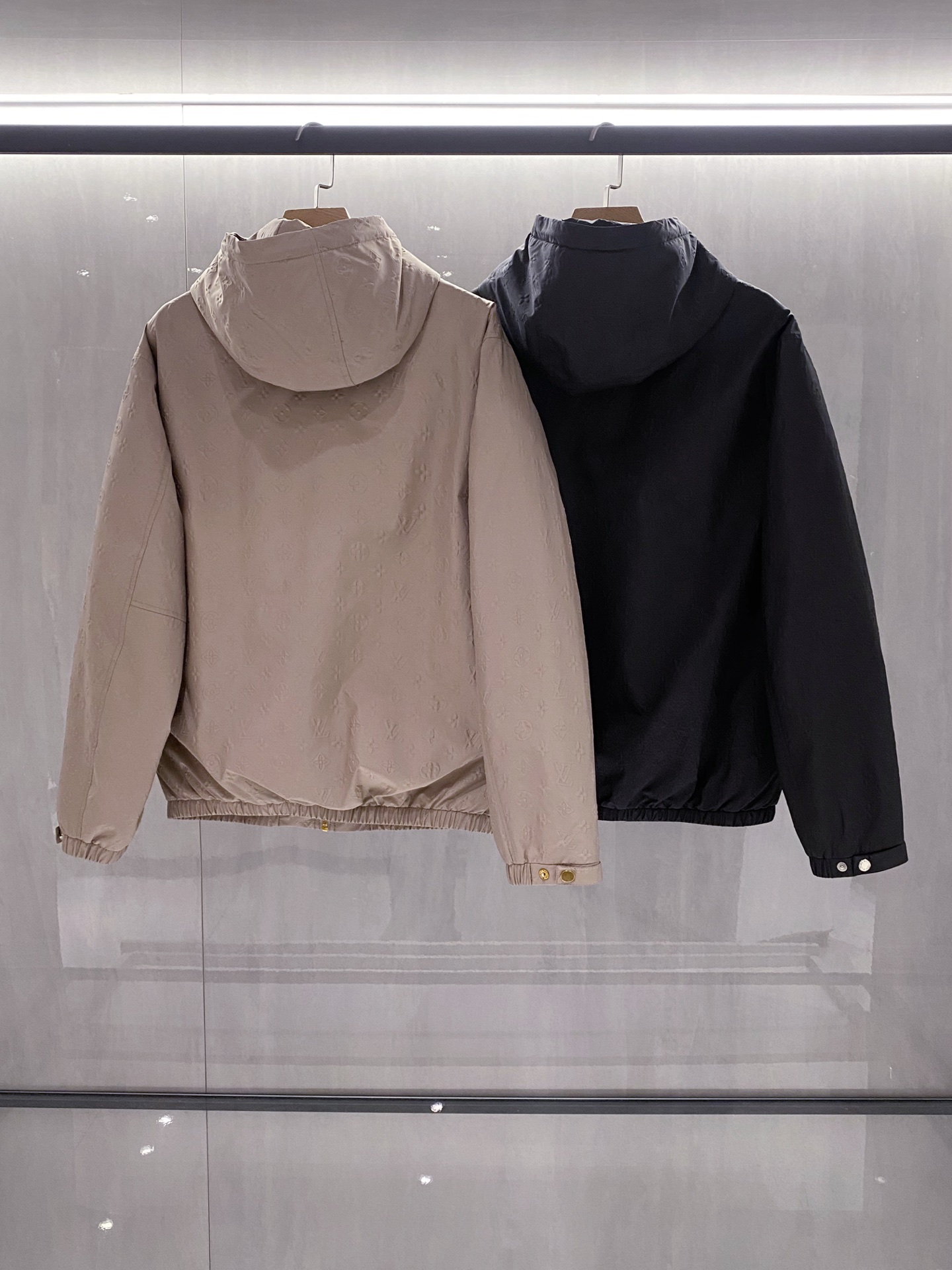 。(新品)LV/路易威登 新品MONOGRAM 衬垫防风夹克连帽拉链款羽绒外套品牌标识：外套满幅采用LV