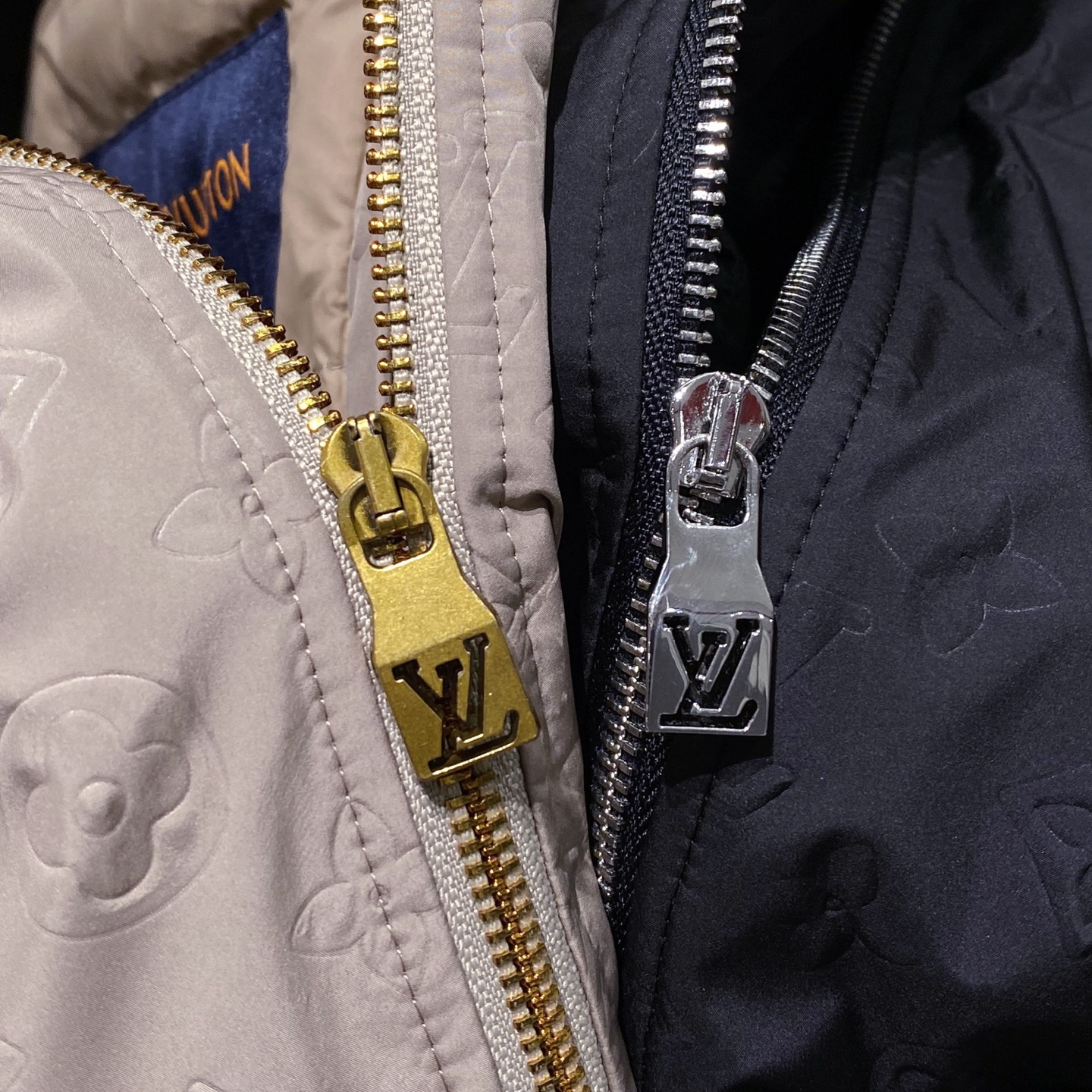。(新品)LV/路易威登 新品MONOGRAM 衬垫防风夹克连帽拉链款羽绒外套品牌标识：外套满幅采用LV