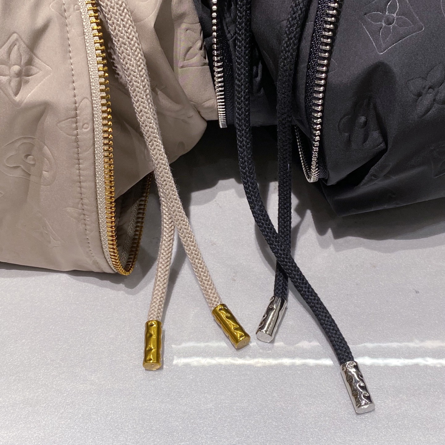 。(新品)LV/路易威登 新品MONOGRAM 衬垫防风夹克连帽拉链款羽绒外套品牌标识：外套满幅采用LV