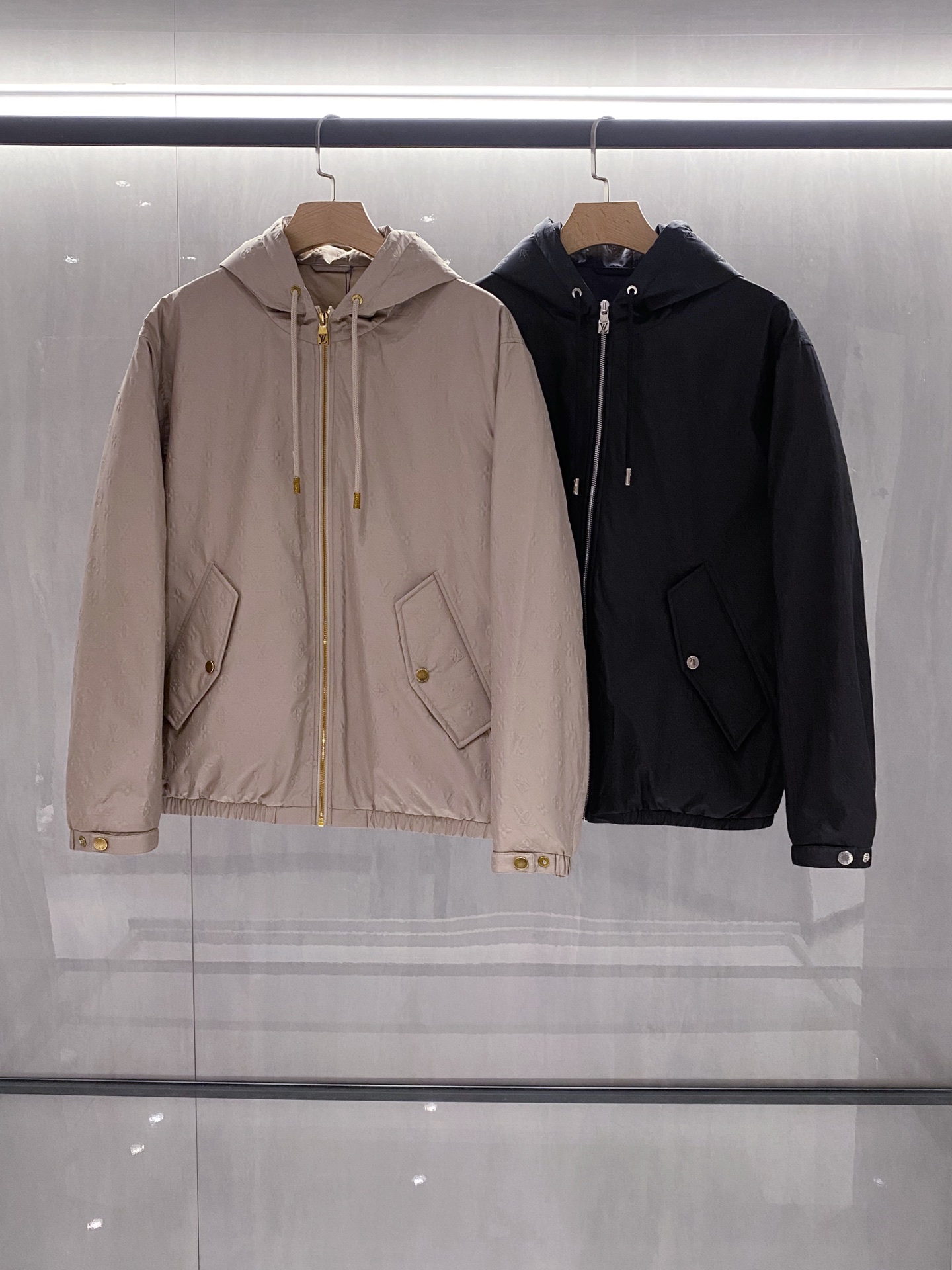 。(新品)LV/路易威登 新品MONOGRAM 衬垫防风夹克连帽拉链款羽绒外套品牌标识：外套满幅采用LV