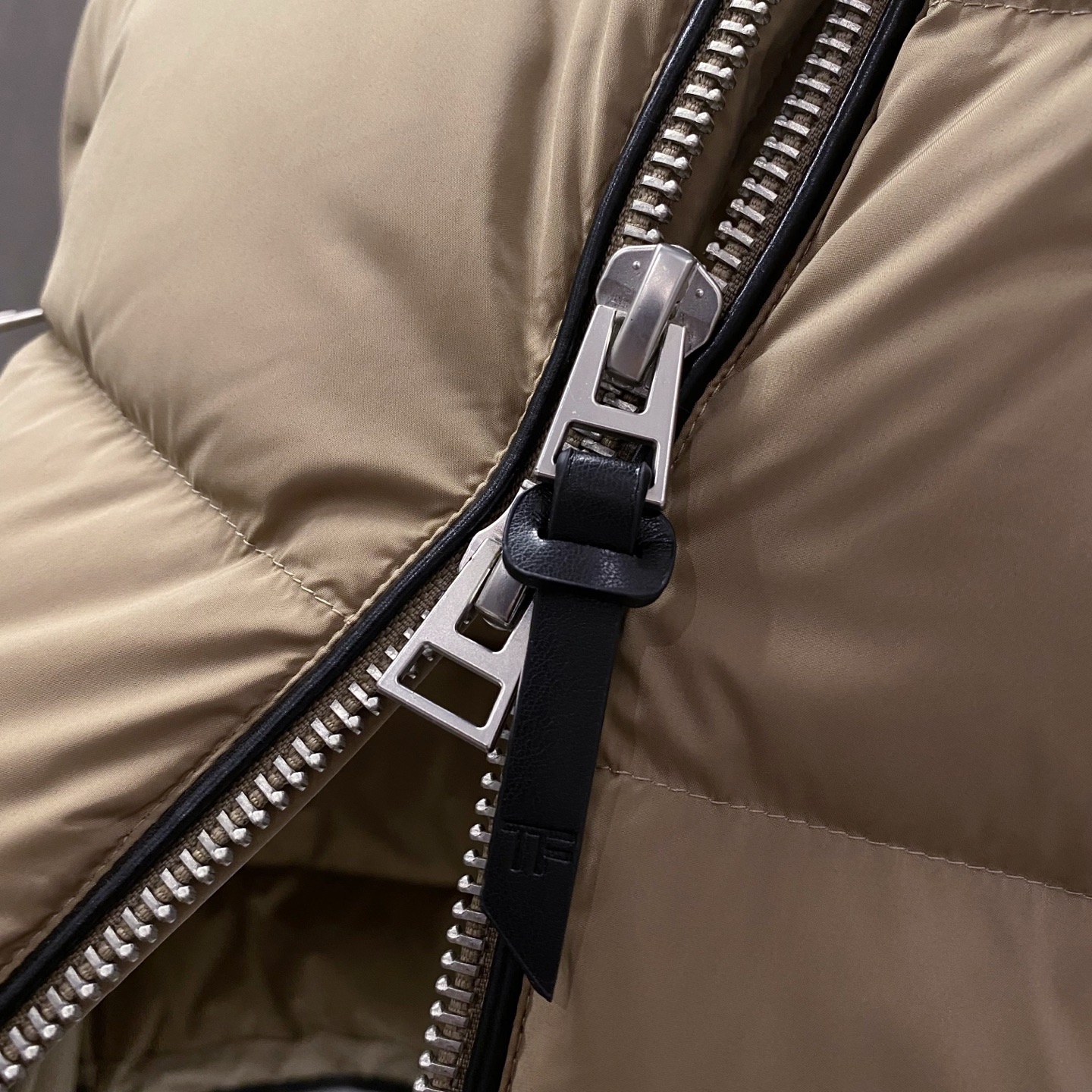 。羽绒服-。新品)Tom Ford 汤姆·福特 无胆直充工艺男士秋冬羽绒马甲坎肩高端重磅 当季新款出了名