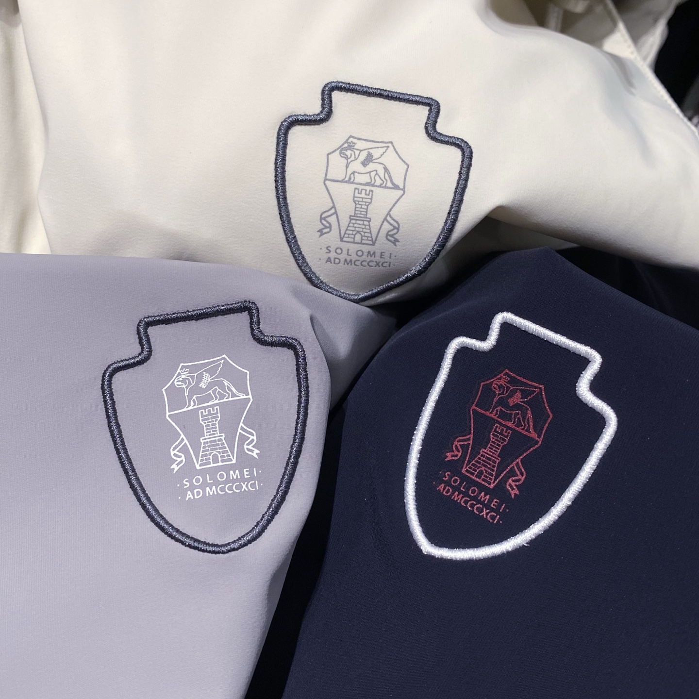 新品)BC秋冬新款连帽羽绒服马甲，男女同款经典徽章刺绣时尚拼色款辣椒撞色羽绒马甲！贸易公司渠道稀出，领先