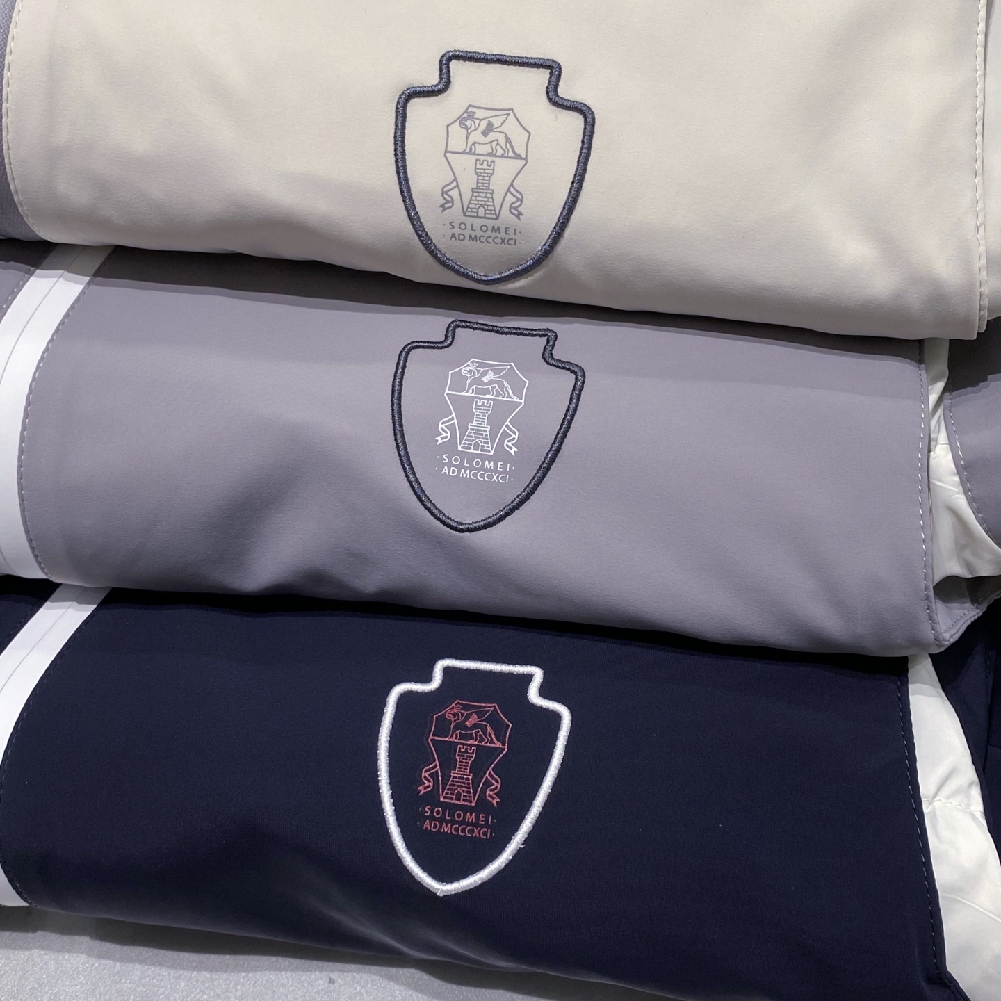 新品)BC秋冬新款连帽羽绒服马甲，男女同款经典徽章刺绣时尚拼色款辣椒撞色羽绒马甲！贸易公司渠道稀出，领先