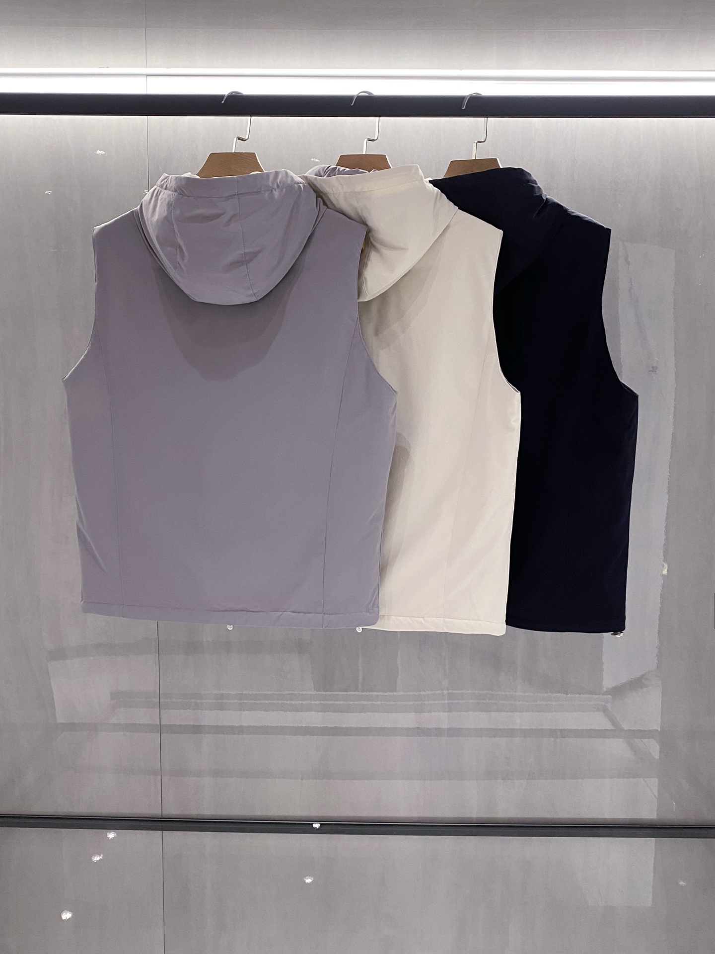 新品)BC秋冬新款连帽羽绒服马甲，男女同款经典徽章刺绣时尚拼色款辣椒撞色羽绒马甲！贸易公司渠道稀出，领先