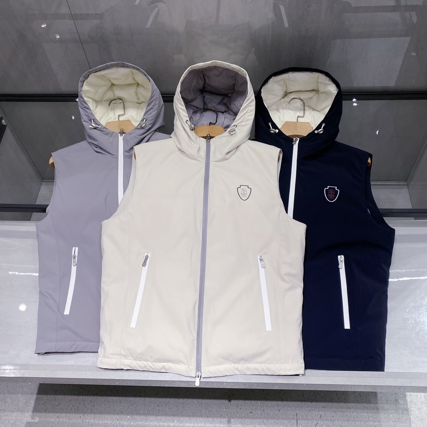 新品)BC秋冬新款连帽羽绒服马甲，男女同款经典徽章刺绣时尚拼色款辣椒撞色羽绒马甲！贸易公司渠道稀出，领先