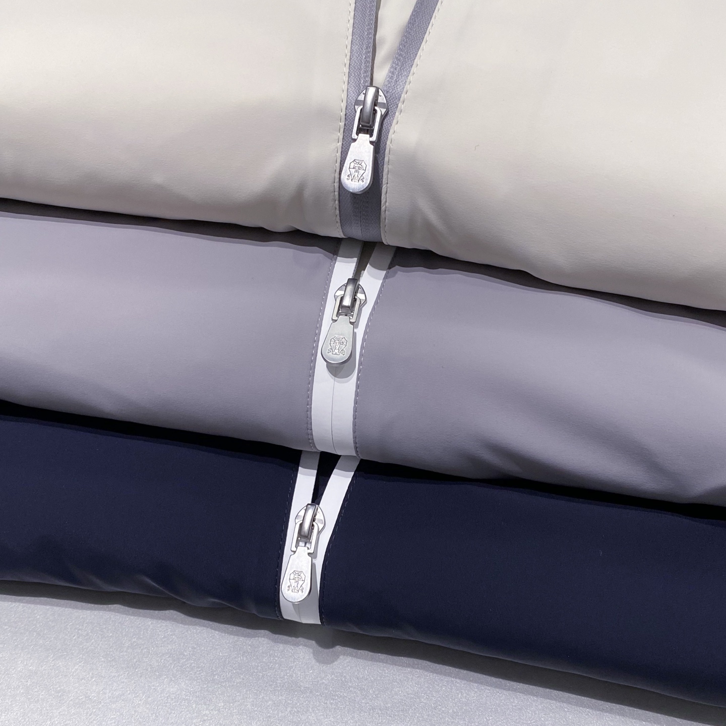 新品)BC秋冬新款连帽羽绒服马甲，男女同款经典徽章刺绣时尚拼色款辣椒撞色羽绒马甲！贸易公司渠道稀出，领先