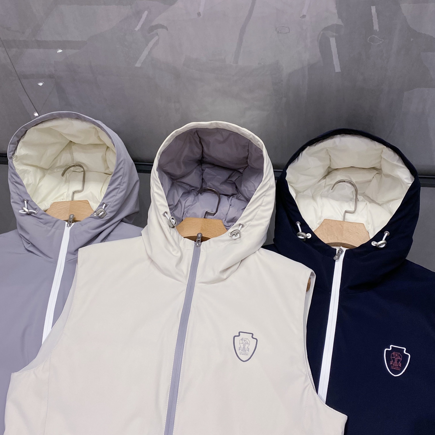 新品)BC秋冬新款连帽羽绒服马甲，男女同款经典徽章刺绣时尚拼色款辣椒撞色羽绒马甲！贸易公司渠道稀出，领先