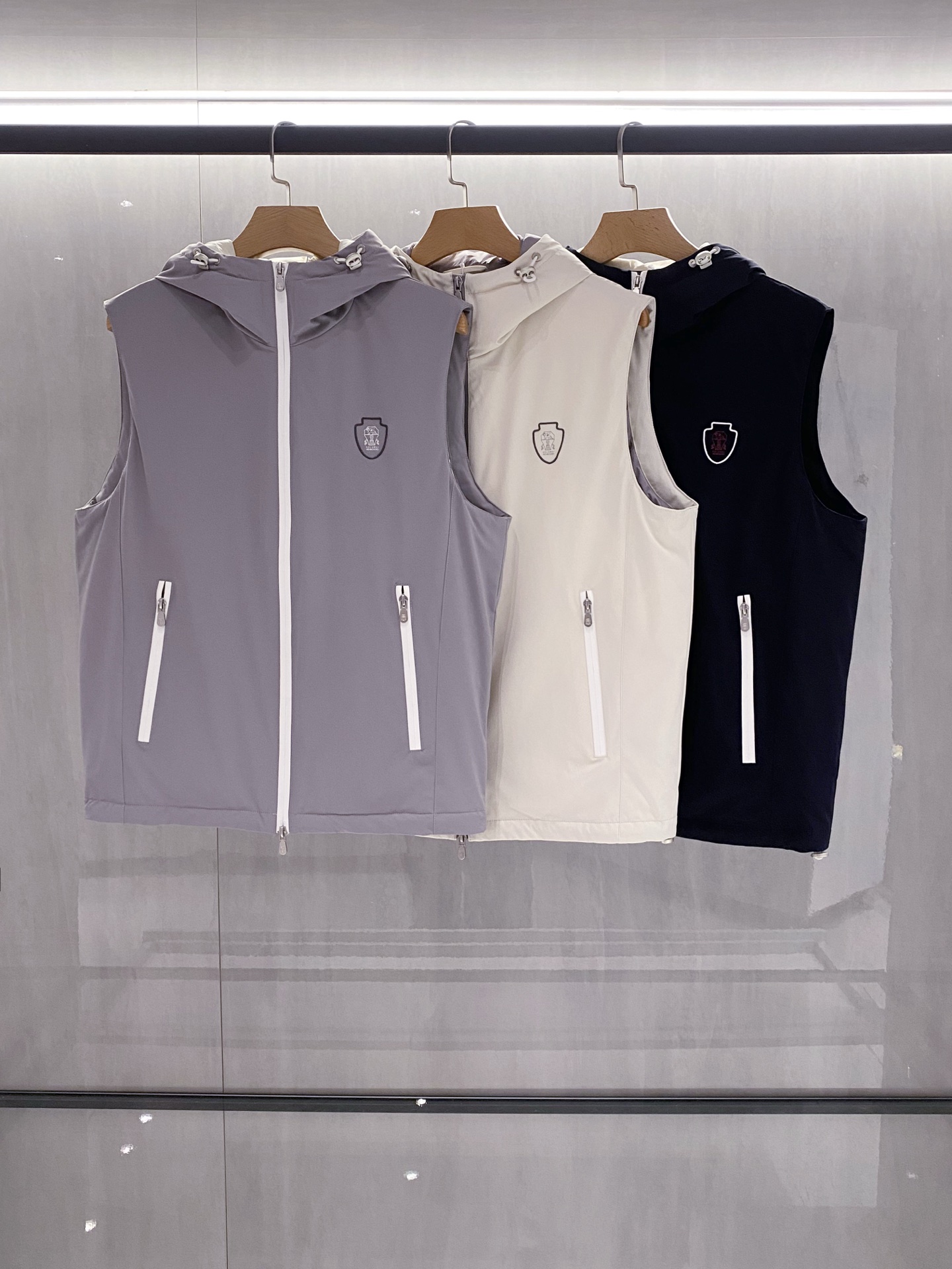 新品)BC秋冬新款连帽羽绒服马甲，男女同款经典徽章刺绣时尚拼色款辣椒撞色羽绒马甲！贸易公司渠道稀出，领先