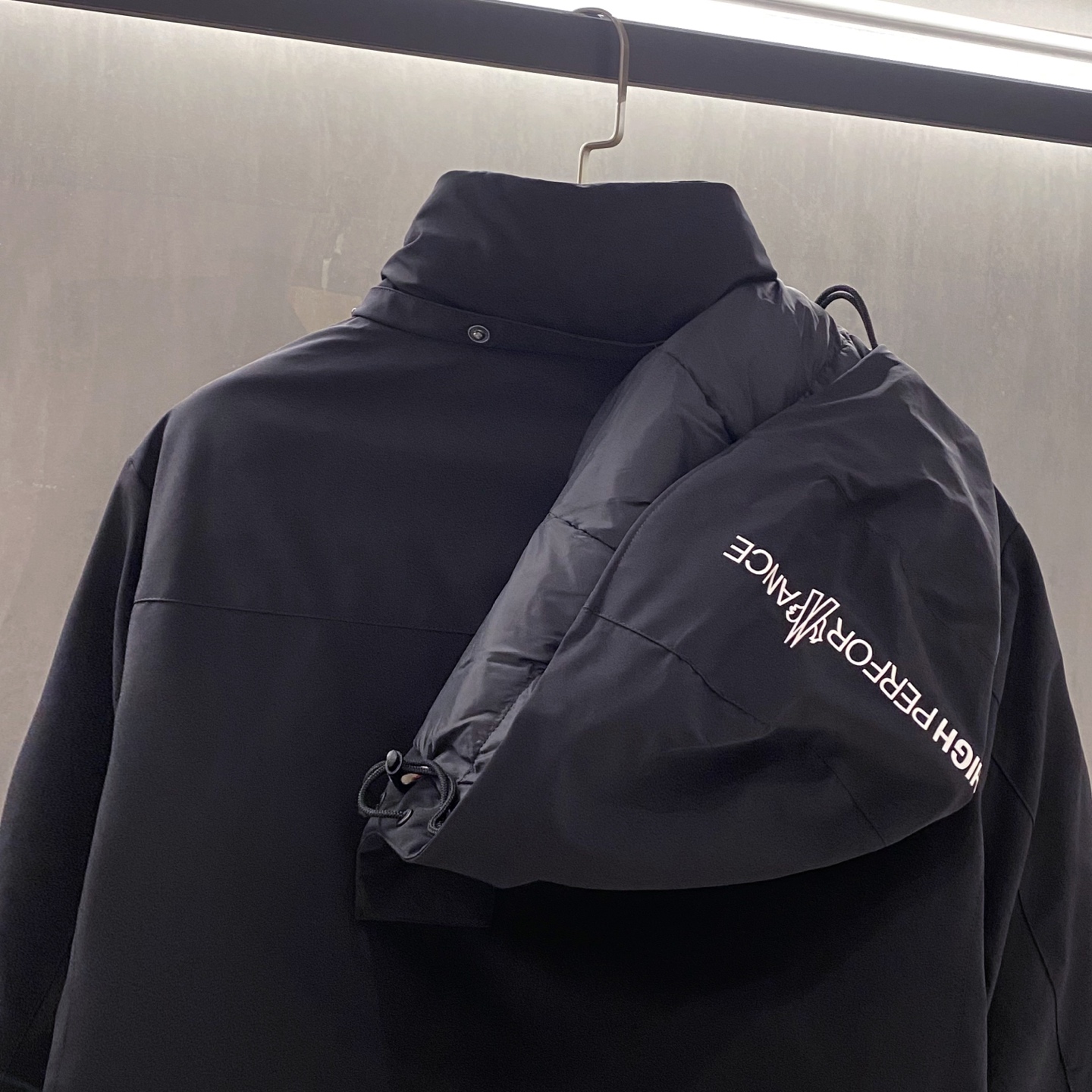 黑色特写篇展示……连帽三防羽绒服服防水，防风，防油污