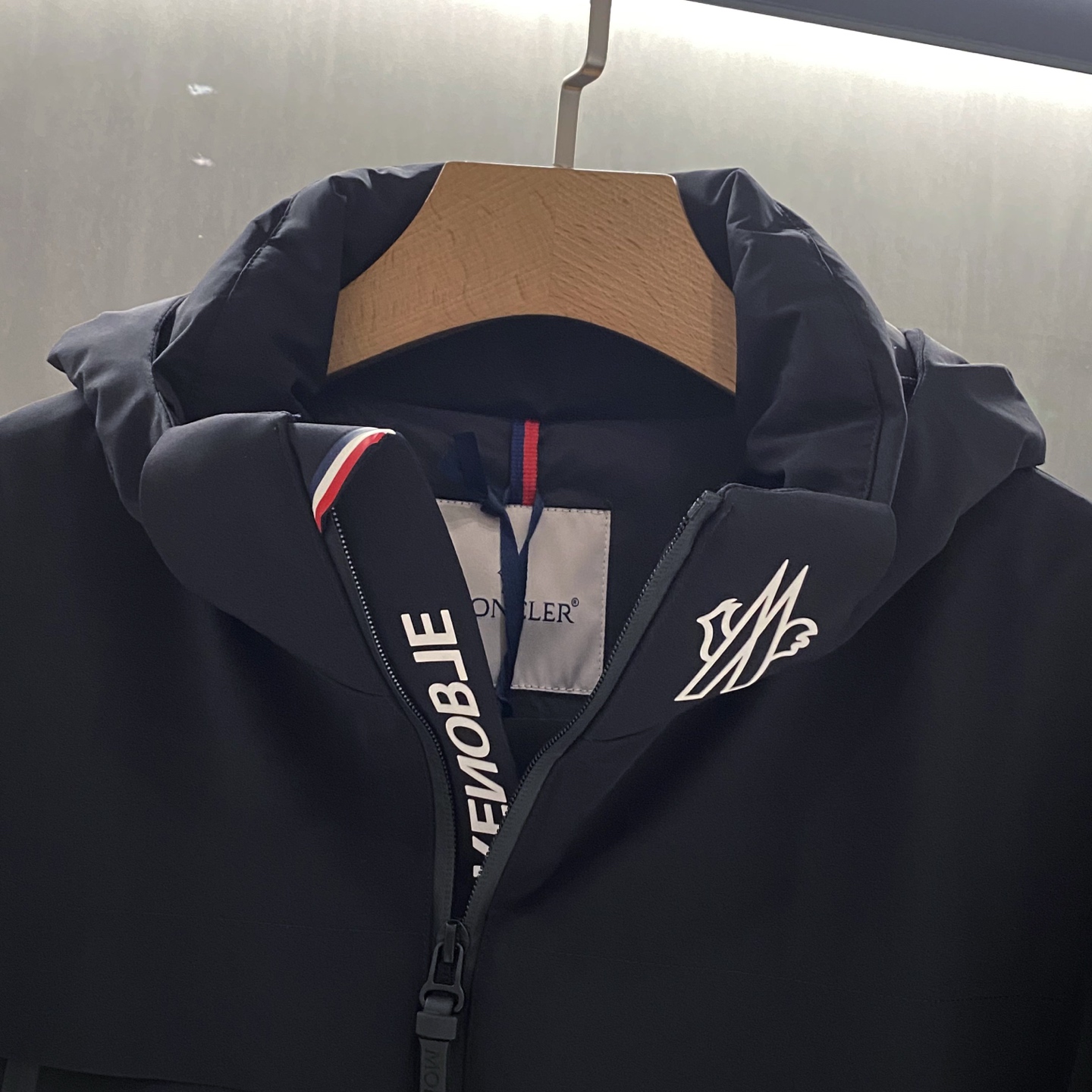 黑色特写篇展示……连帽三防羽绒服服防水，防风，防油污