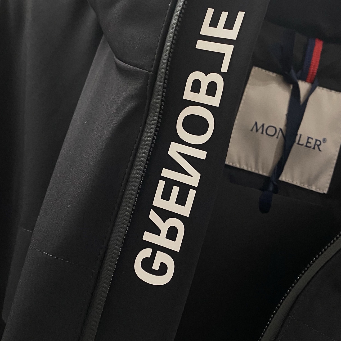 黑色特写篇展示……连帽三防羽绒服服防水，防风，防油污