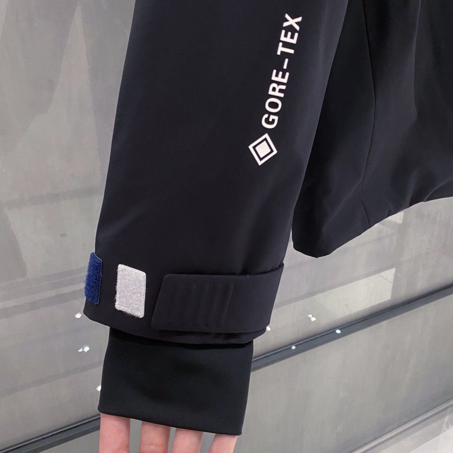 黑色特写篇展示……连帽三防羽绒服服防水，防风，防油污