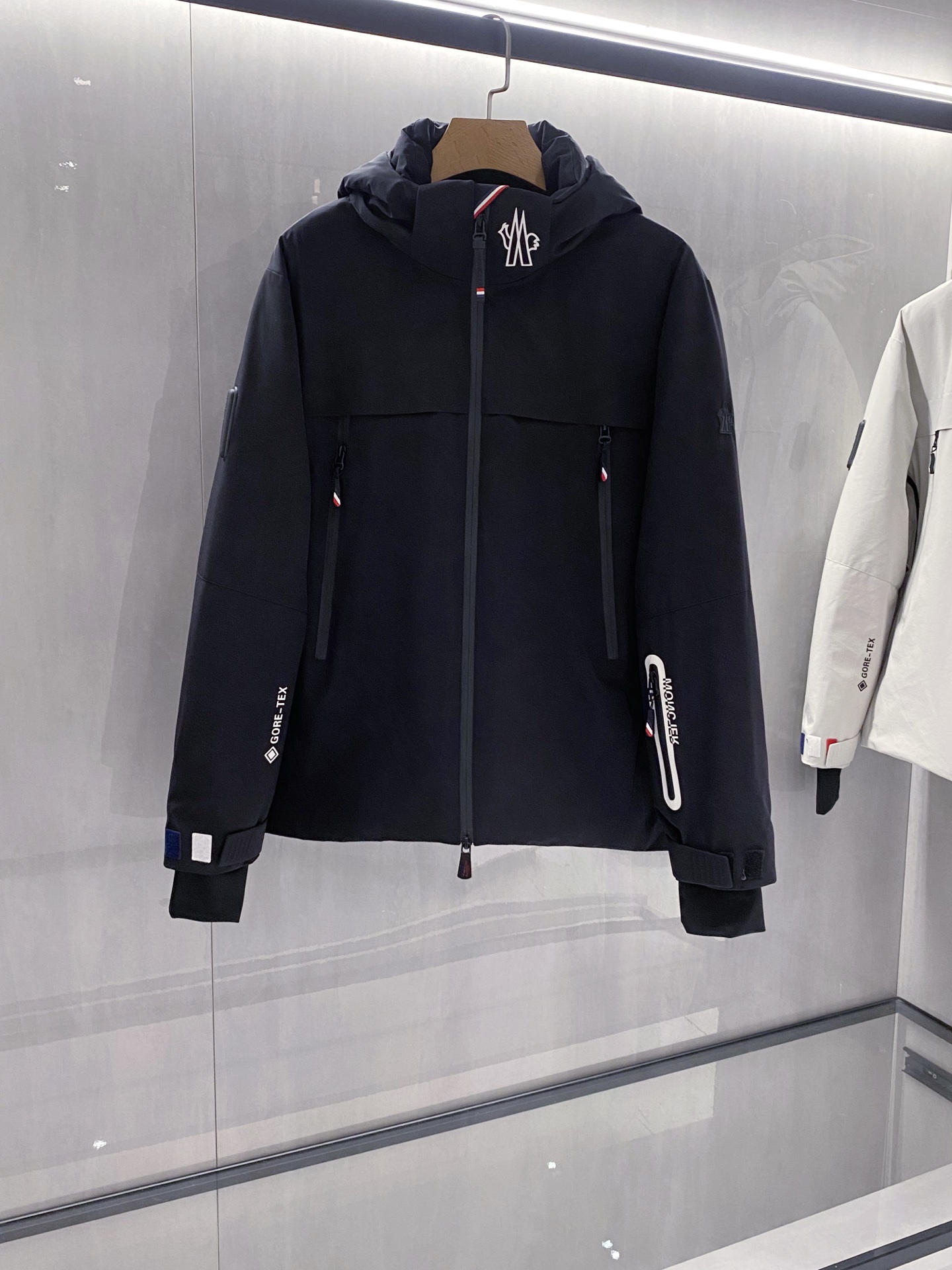 黑色特写篇展示……连帽三防羽绒服服防水，防风，防油污