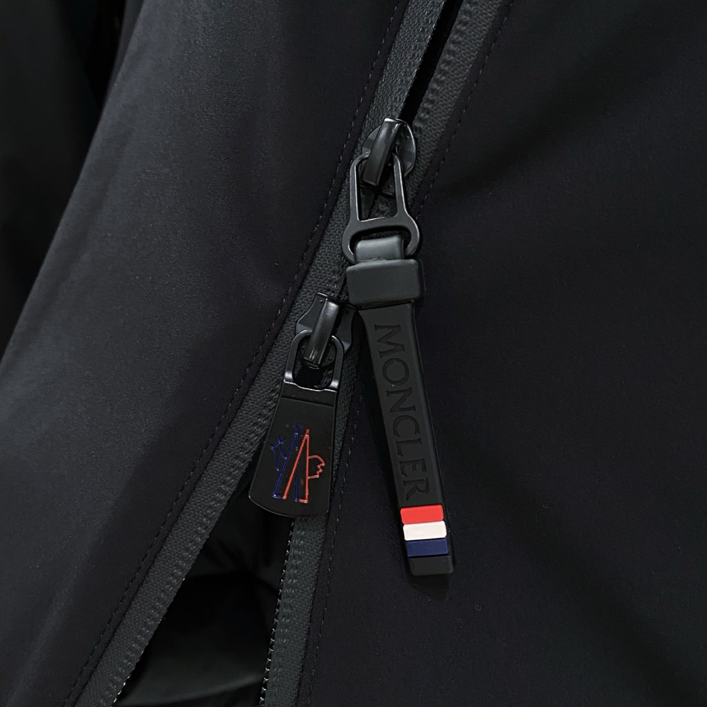 黑色特写篇展示……连帽三防羽绒服服防水，防风，防油污