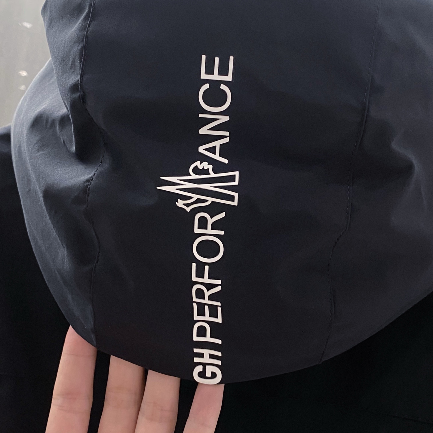 黑色特写篇展示……连帽三防羽绒服服防水，防风，防油污