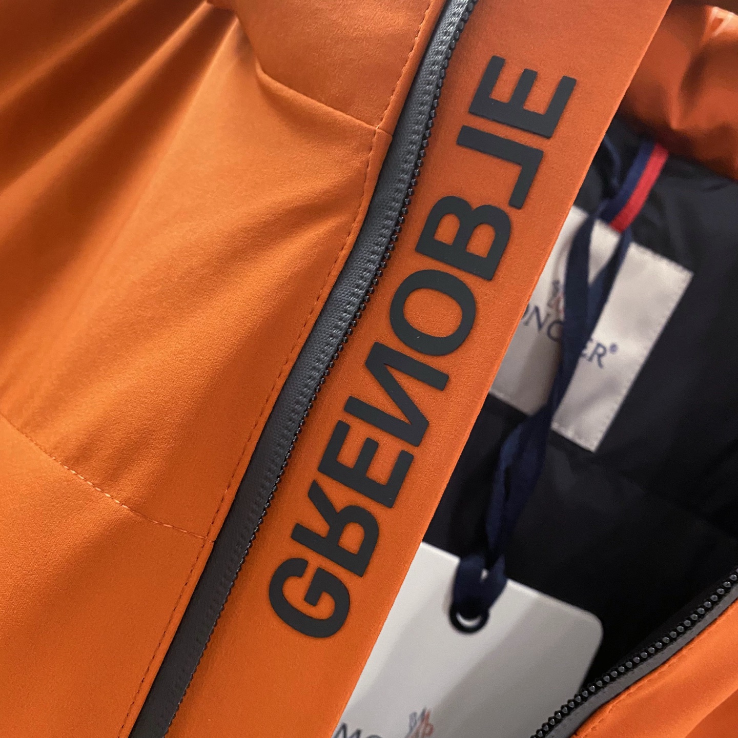 连帽可脱卸……重量级羽绒服