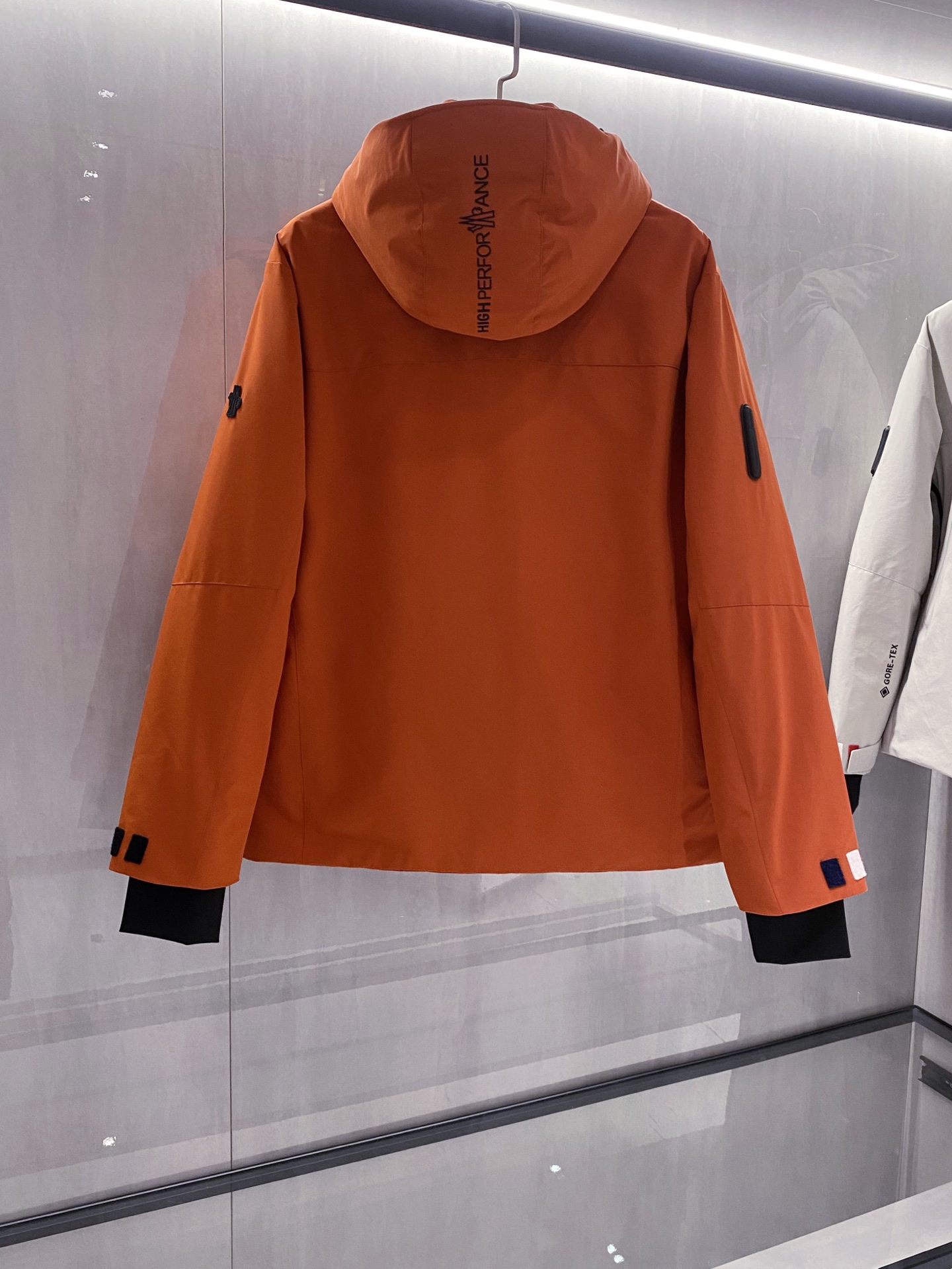 连帽可脱卸……重量级羽绒服