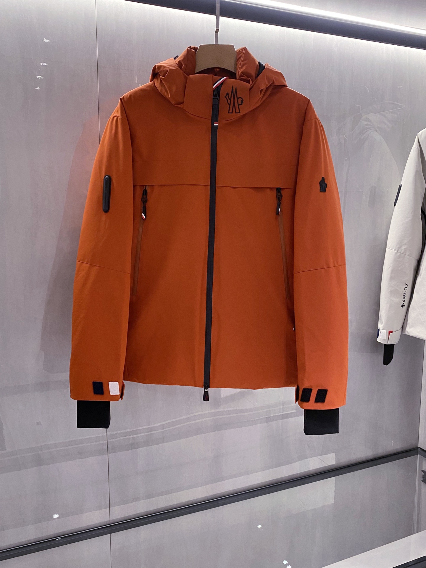 连帽可脱卸……重量级羽绒服