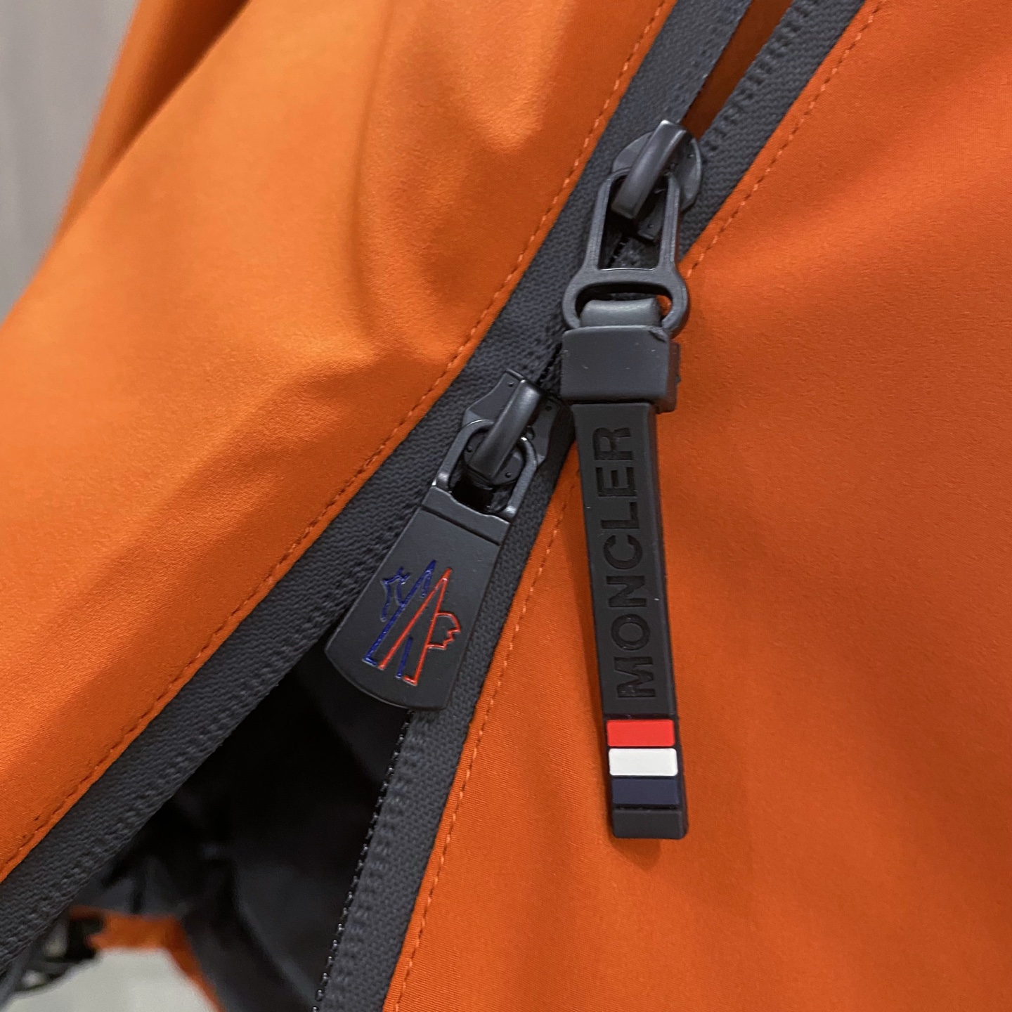 连帽可脱卸……重量级羽绒服