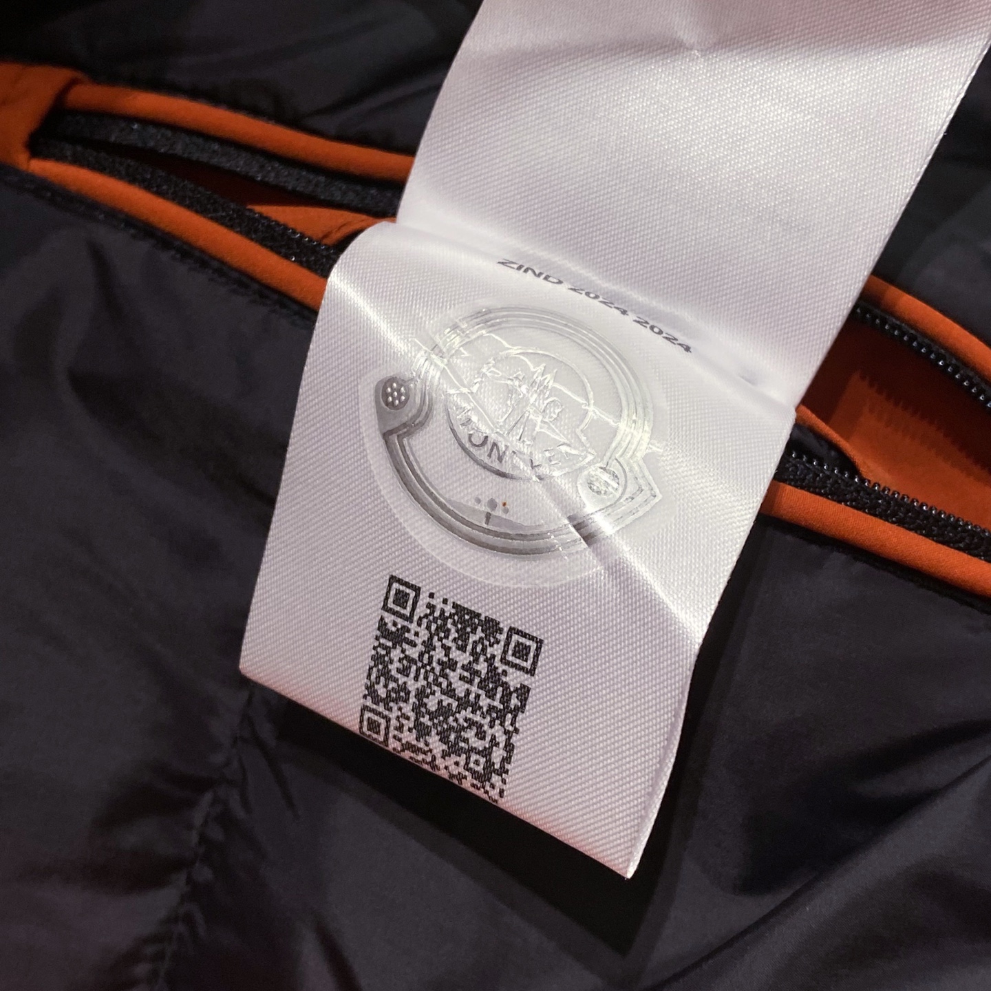 连帽可脱卸……重量级羽绒服