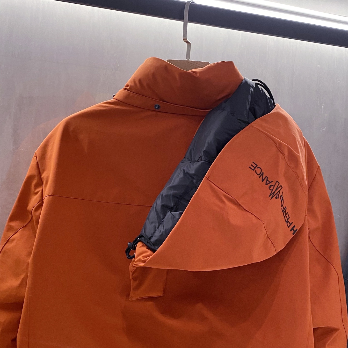 连帽可脱卸……重量级羽绒服