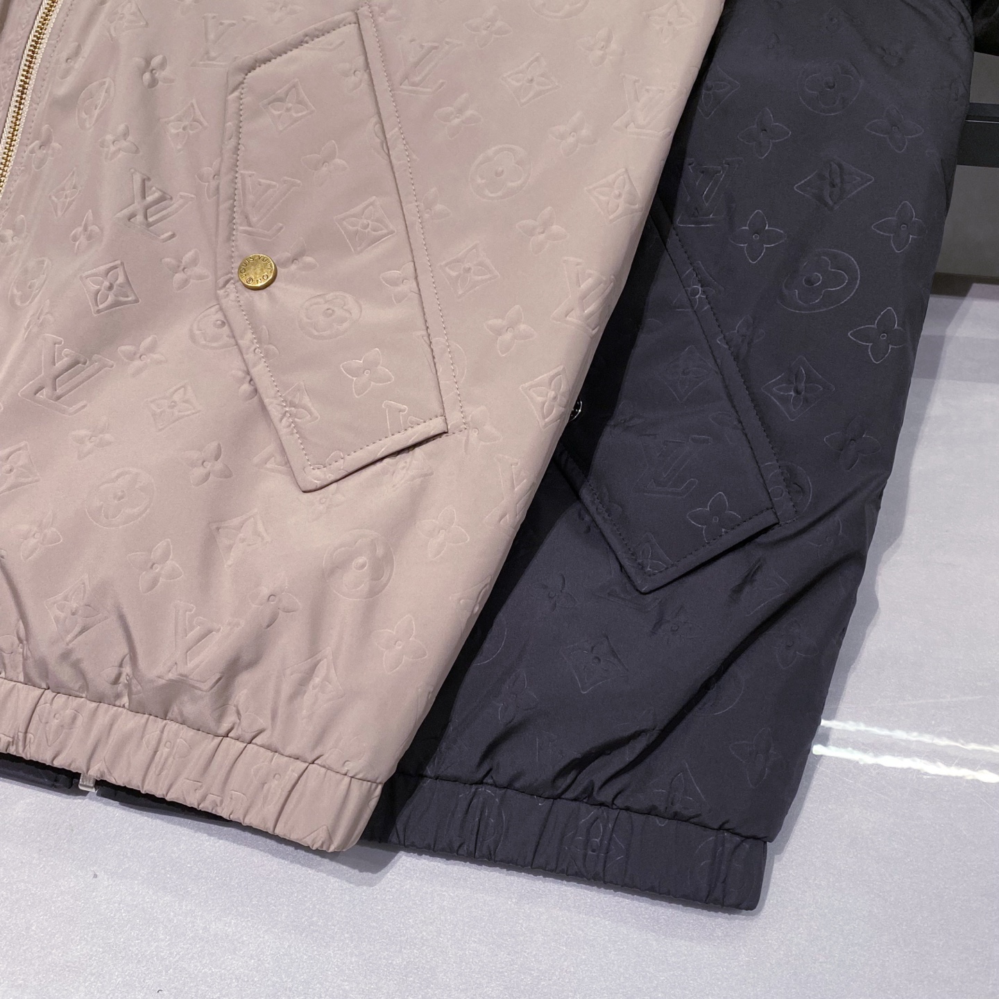 。(新品)LV/路易威登 新品MONOGRAM 衬垫防风夹克连帽拉链款羽绒外套品牌标识：外套满幅采用LV