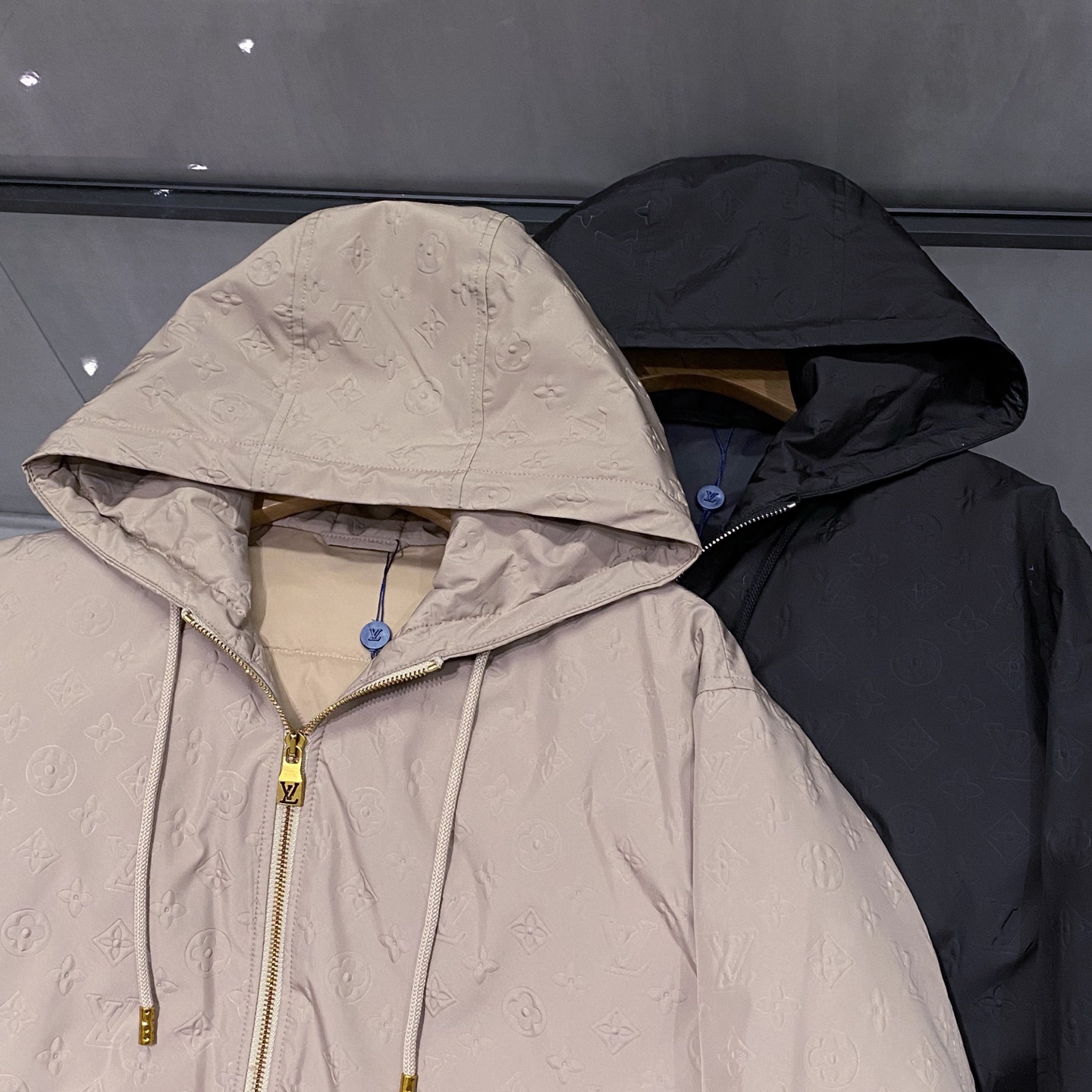 。(新品)LV/路易威登 新品MONOGRAM 衬垫防风夹克连帽拉链款羽绒外套品牌标识：外套满幅采用LV