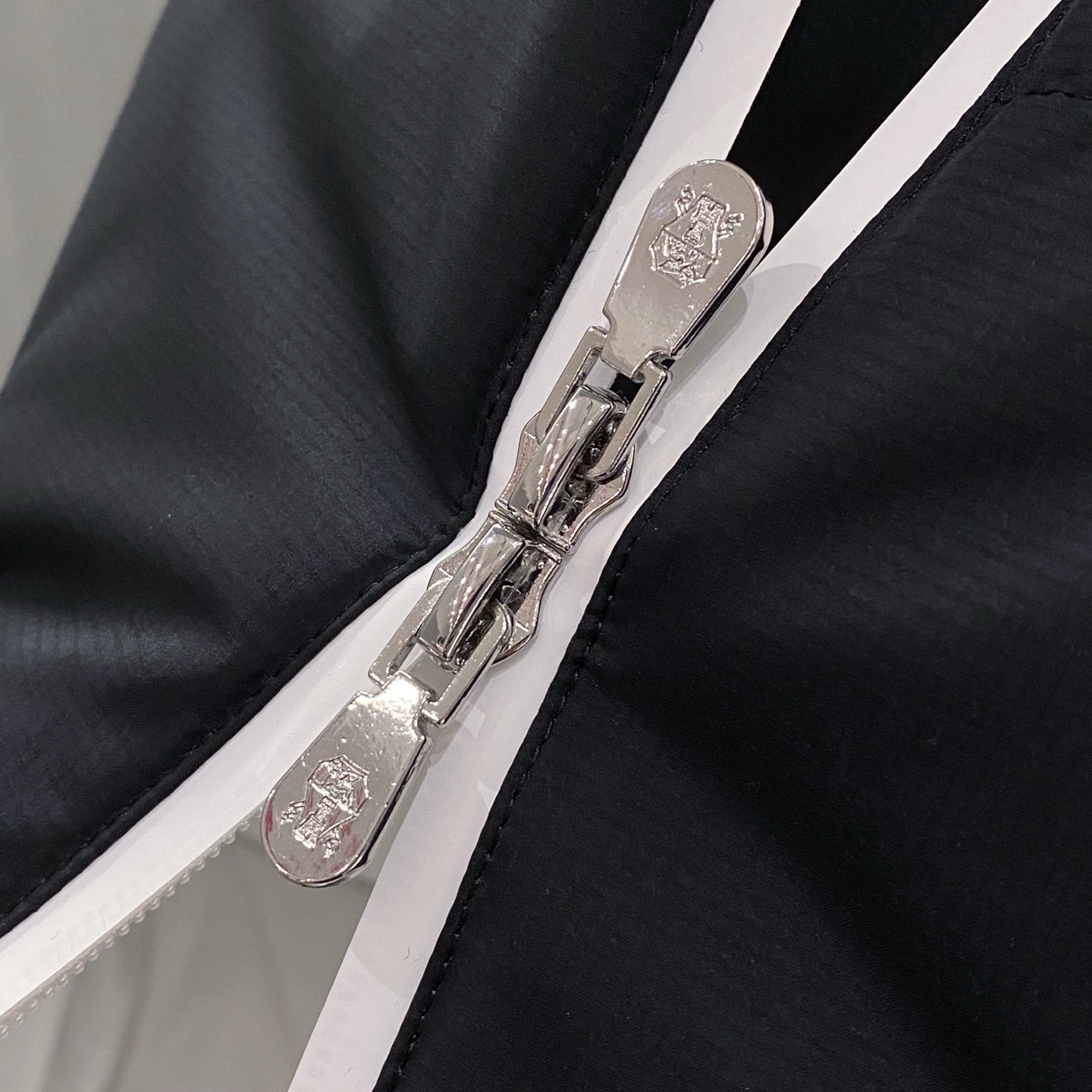 。羽绒服-。新品)BC秋冬新款连帽羽绒服马甲，男女同款经典徽章刺绣时尚拼色款辣椒撞色羽绒马甲！贸易公司渠