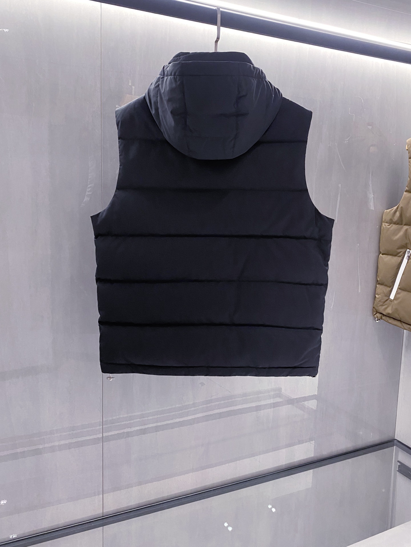 。羽绒服-。新品)BC秋冬新款连帽羽绒服马甲，男女同款经典徽章刺绣时尚拼色款辣椒撞色羽绒马甲！贸易公司渠