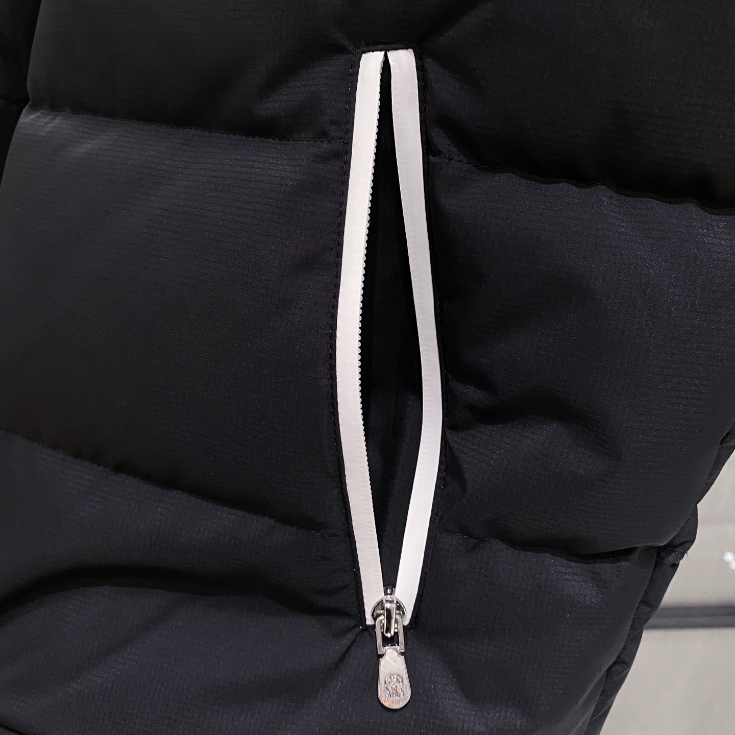 。羽绒服-。新品)BC秋冬新款连帽羽绒服马甲，男女同款经典徽章刺绣时尚拼色款辣椒撞色羽绒马甲！贸易公司渠