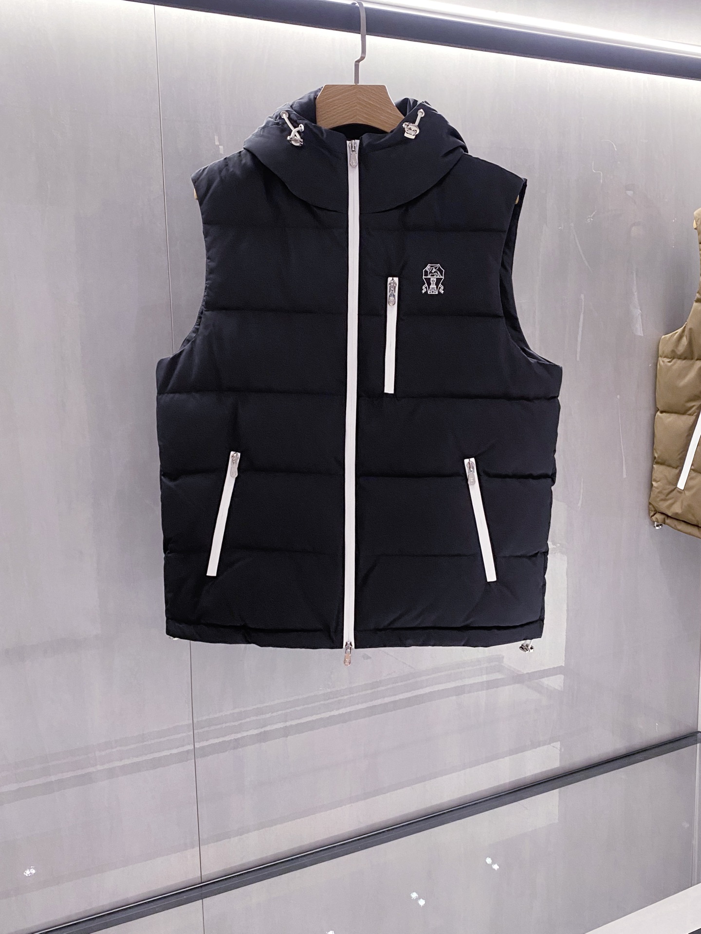 。羽绒服-。新品)BC秋冬新款连帽羽绒服马甲，男女同款经典徽章刺绣时尚拼色款辣椒撞色羽绒马甲！贸易公司渠