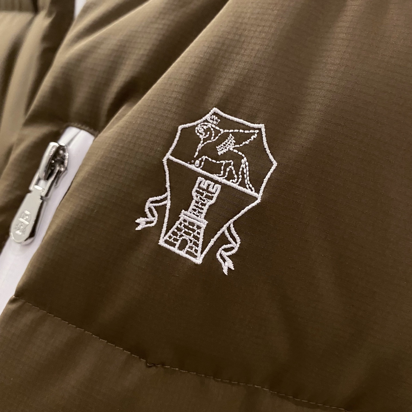 。羽绒服-。新品)BC秋冬新款连帽羽绒服马甲，男女同款经典徽章刺绣时尚拼色款辣椒撞色羽绒马甲！贸易公司渠