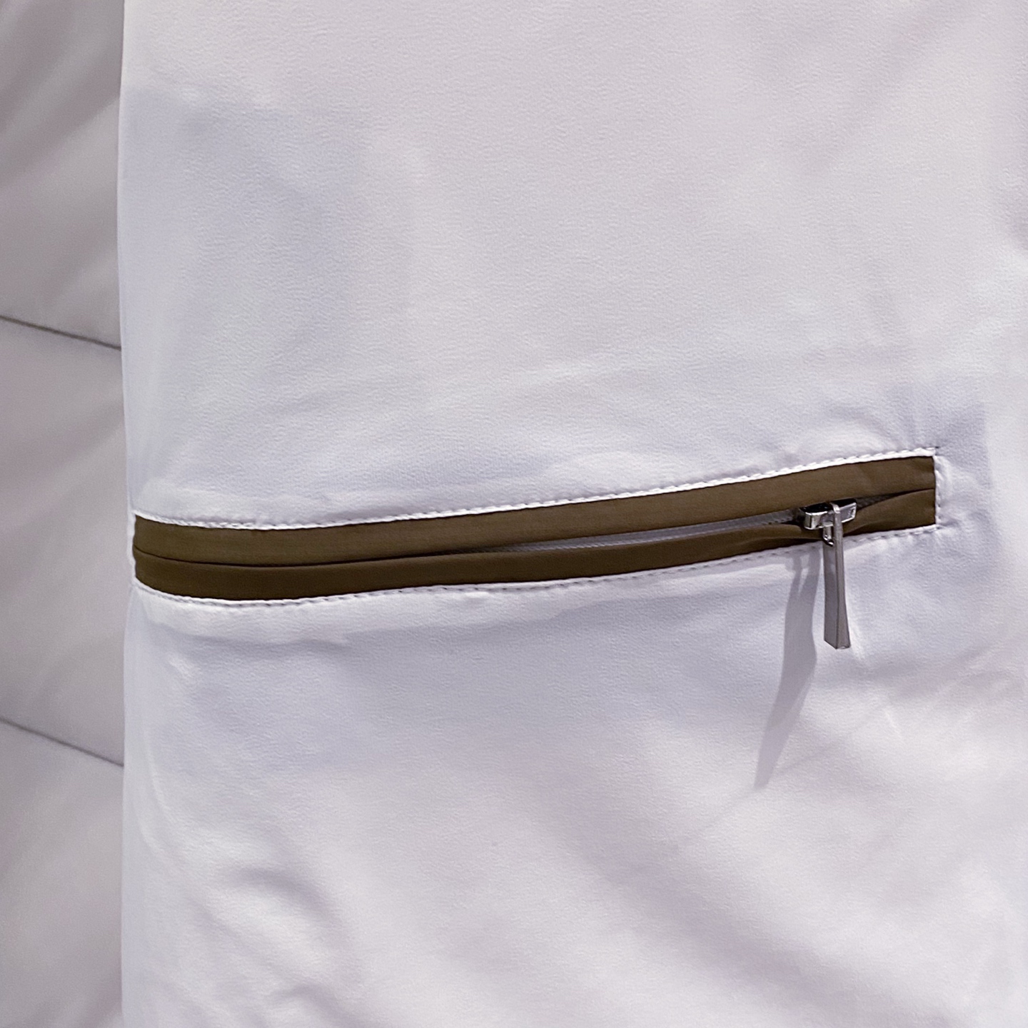 。羽绒服-。新品)BC秋冬新款连帽羽绒服马甲，男女同款经典徽章刺绣时尚拼色款辣椒撞色羽绒马甲！贸易公司渠